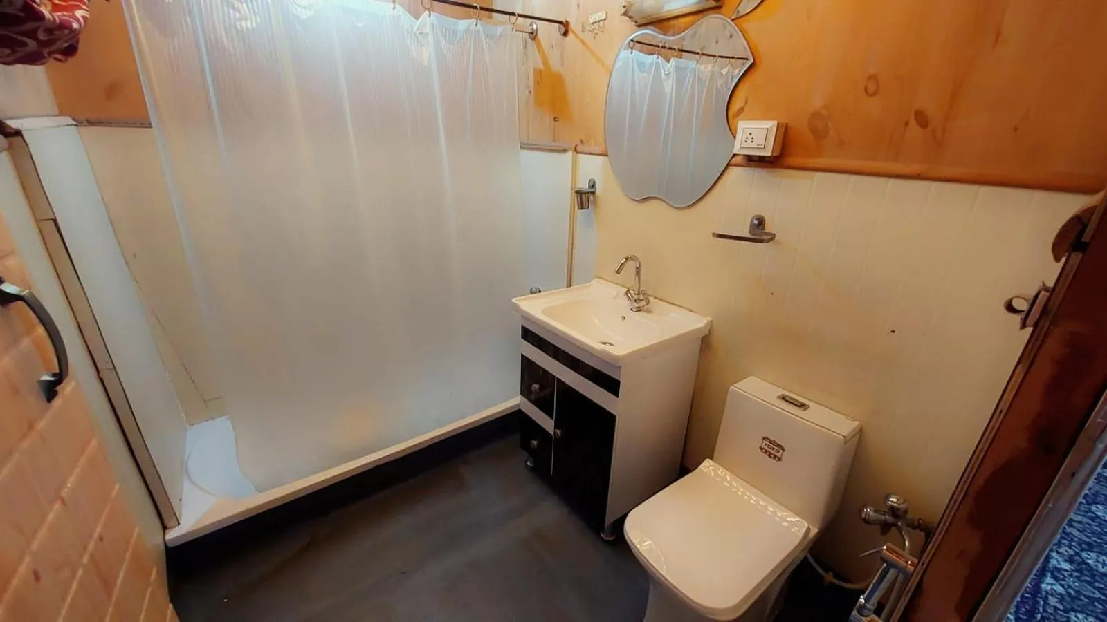 Shamus Maqbool Group Of Houseboat