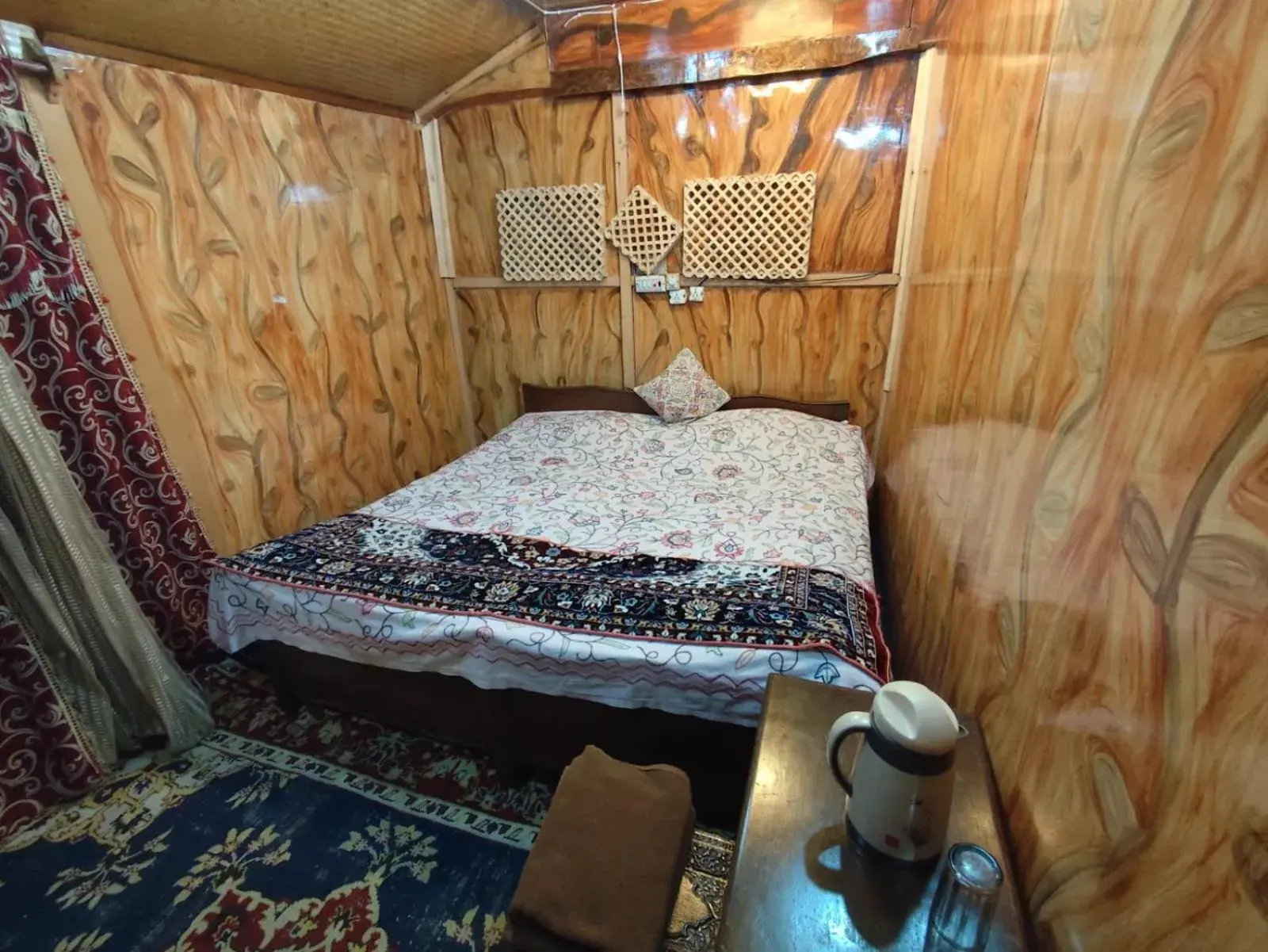 Budget Double Room - single occupancy in Shamus Maqbool Group Of Houseboat Budget Double Room - single occupancy in Shamus Maqbool Group Of Houseboat