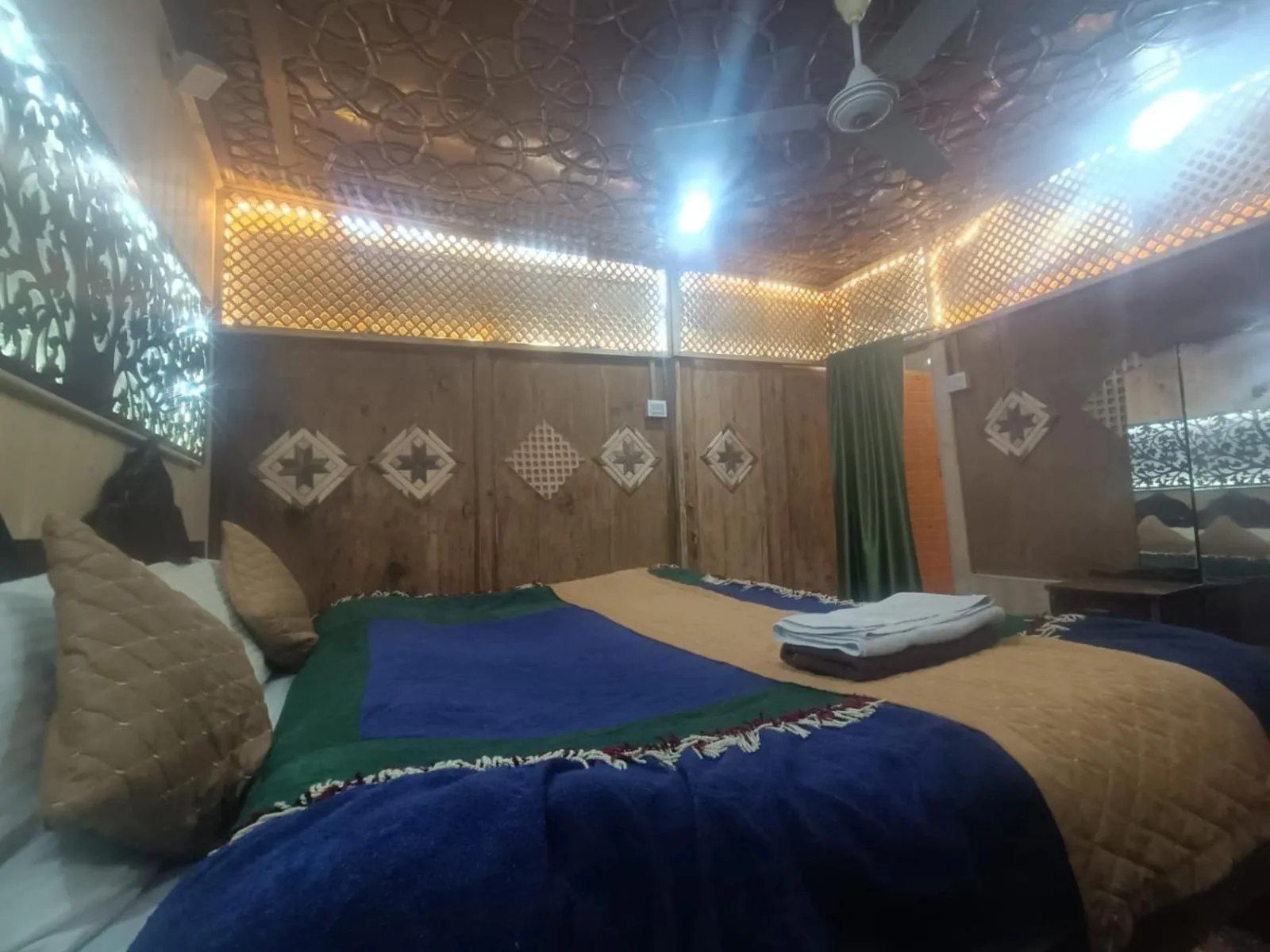 Bed in Shamus Maqbool Group Of Houseboat