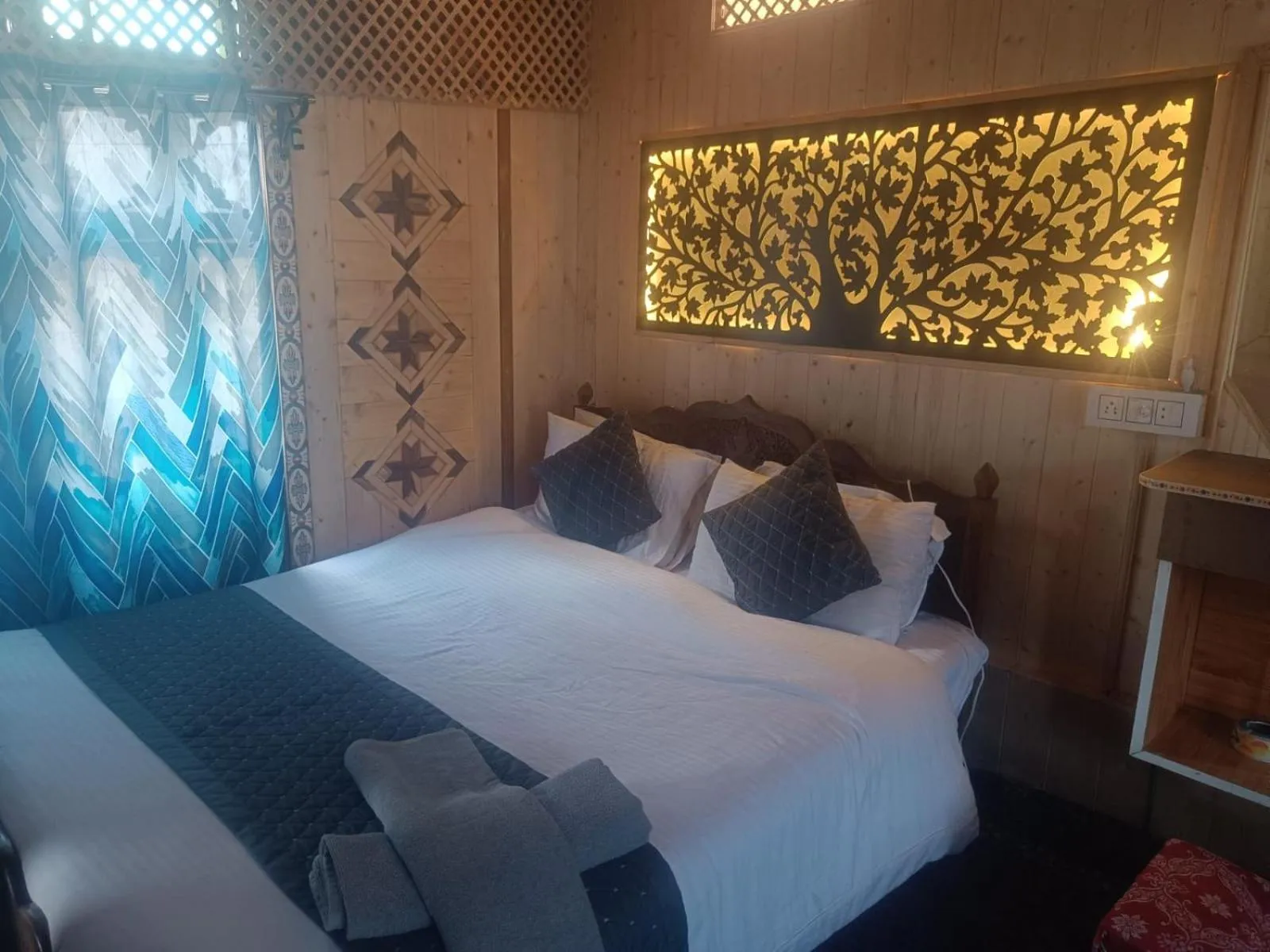 Bed in Shamus Maqbool Group Of Houseboat