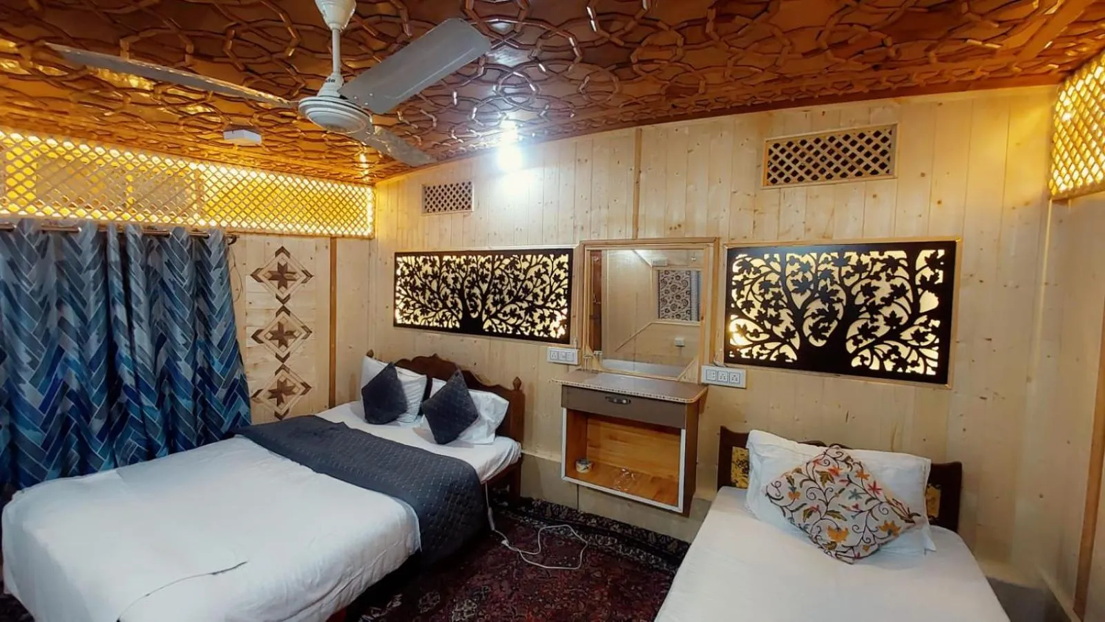 Bed in Shamus Maqbool Group Of Houseboat
