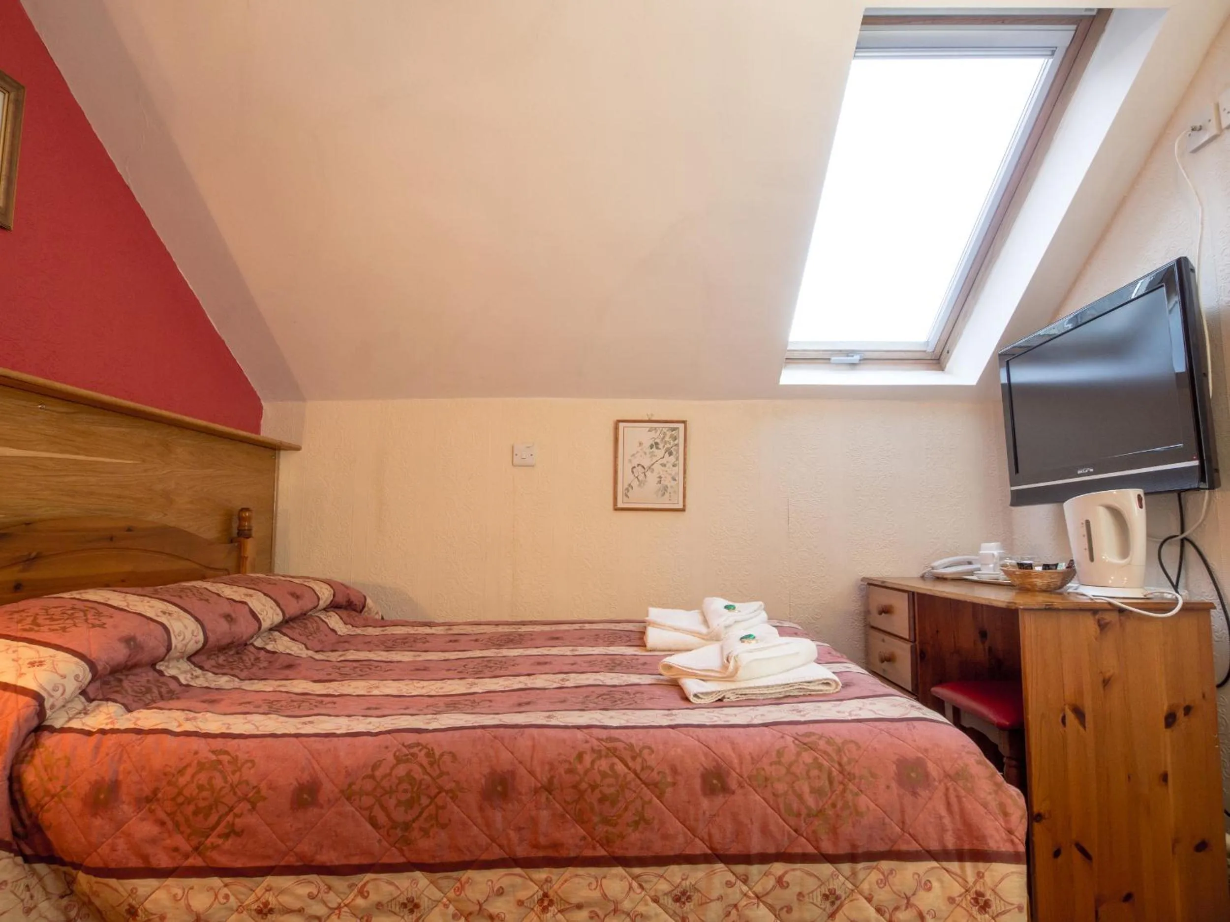 Bedroom, Bed in Corstorphine Lodge Hotel