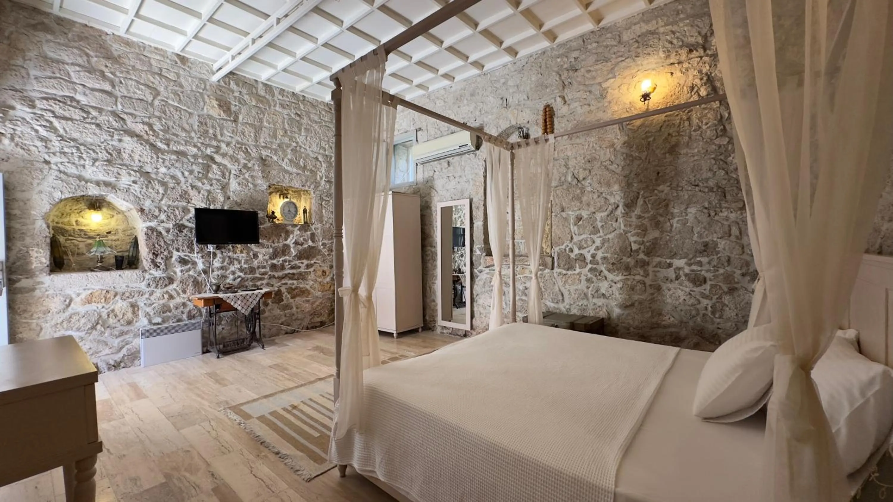 Photo of the whole room in Aliko Hotel