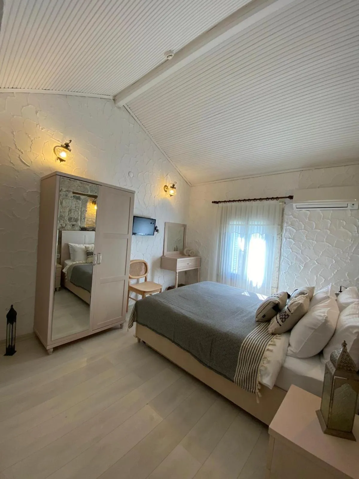 Photo of the whole room in Aliko Hotel