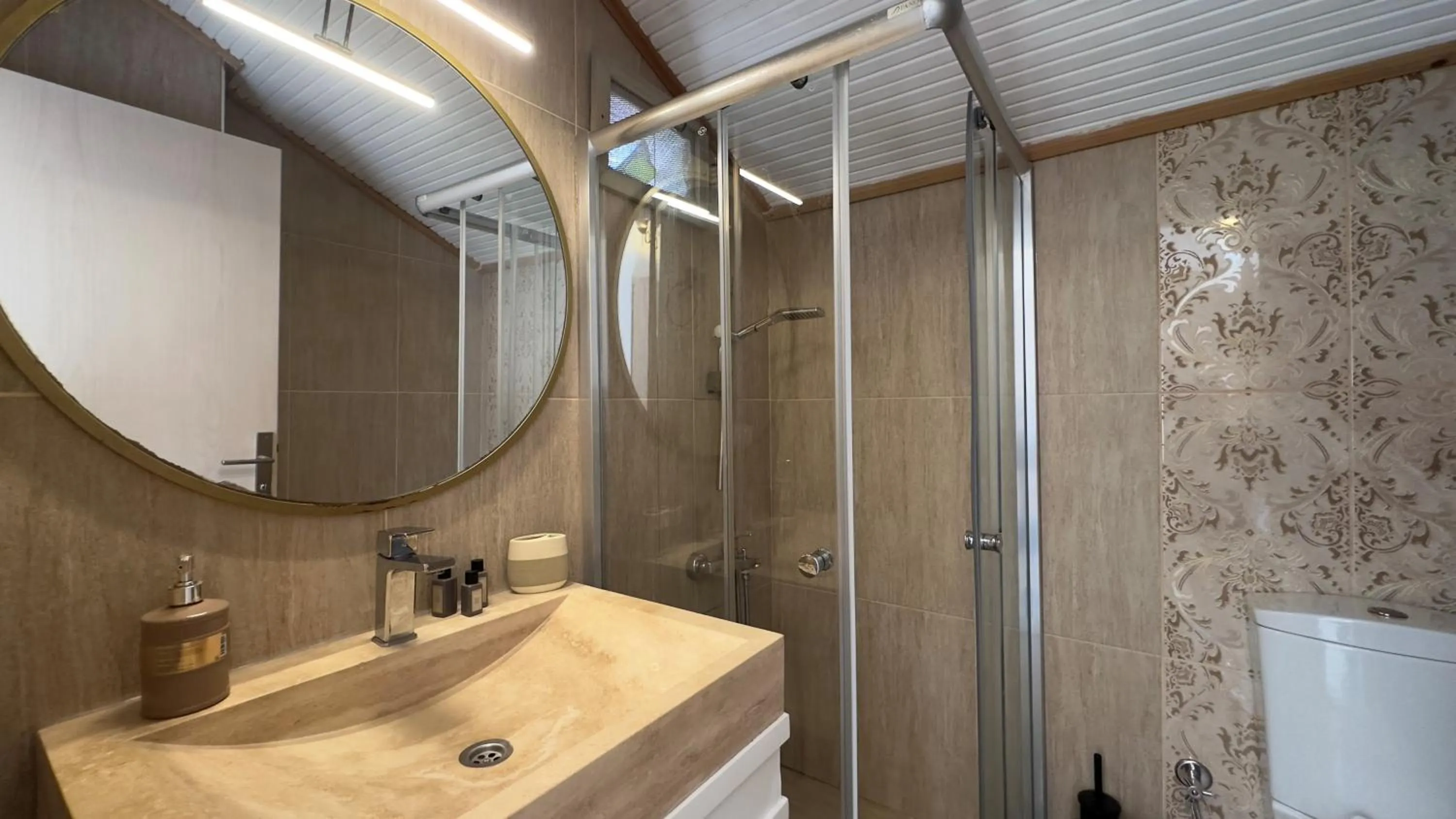 Bathroom in Aliko Hotel