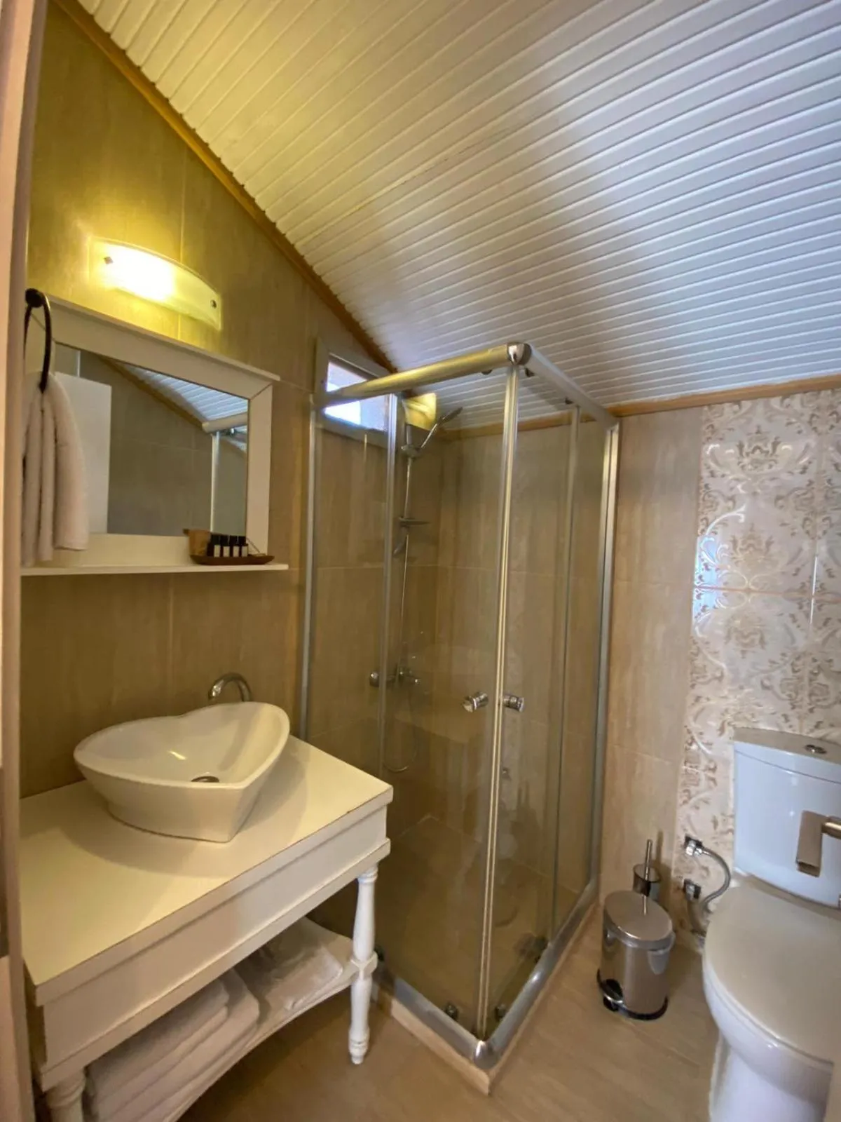 Bathroom in Aliko Hotel