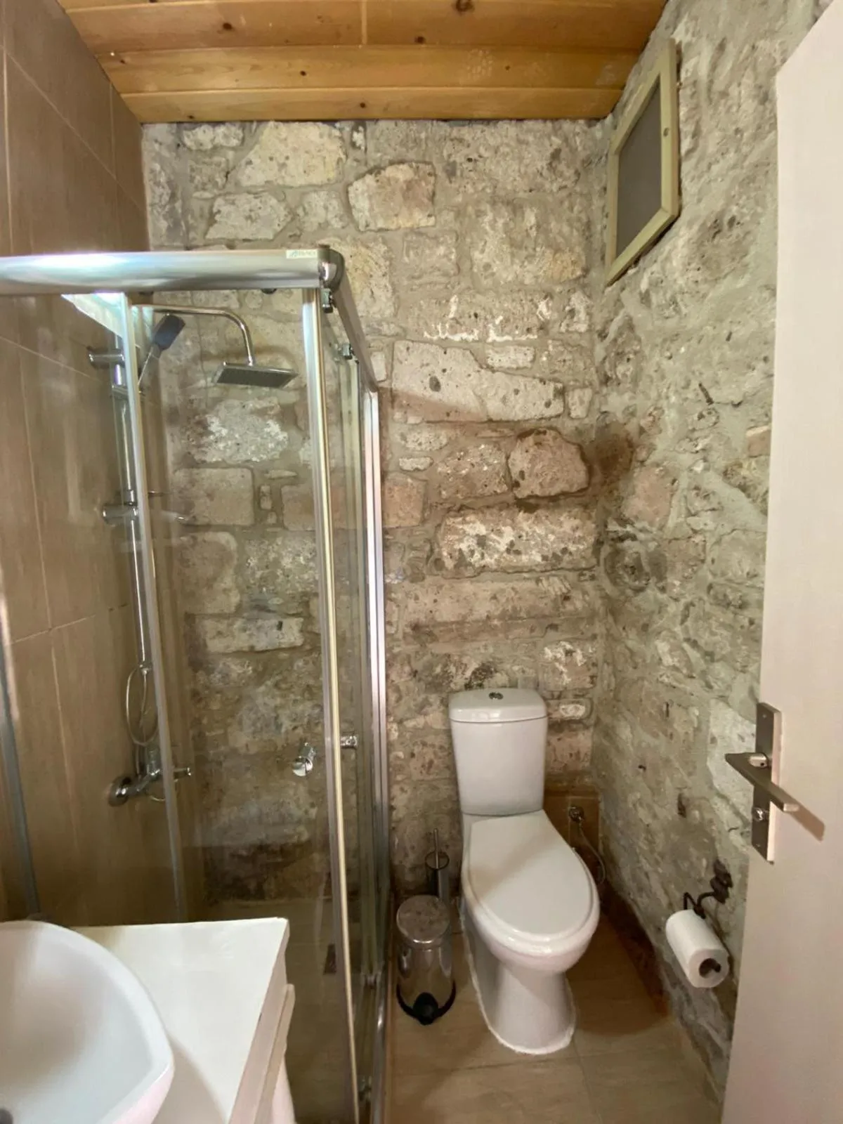 Bathroom in Aliko Hotel