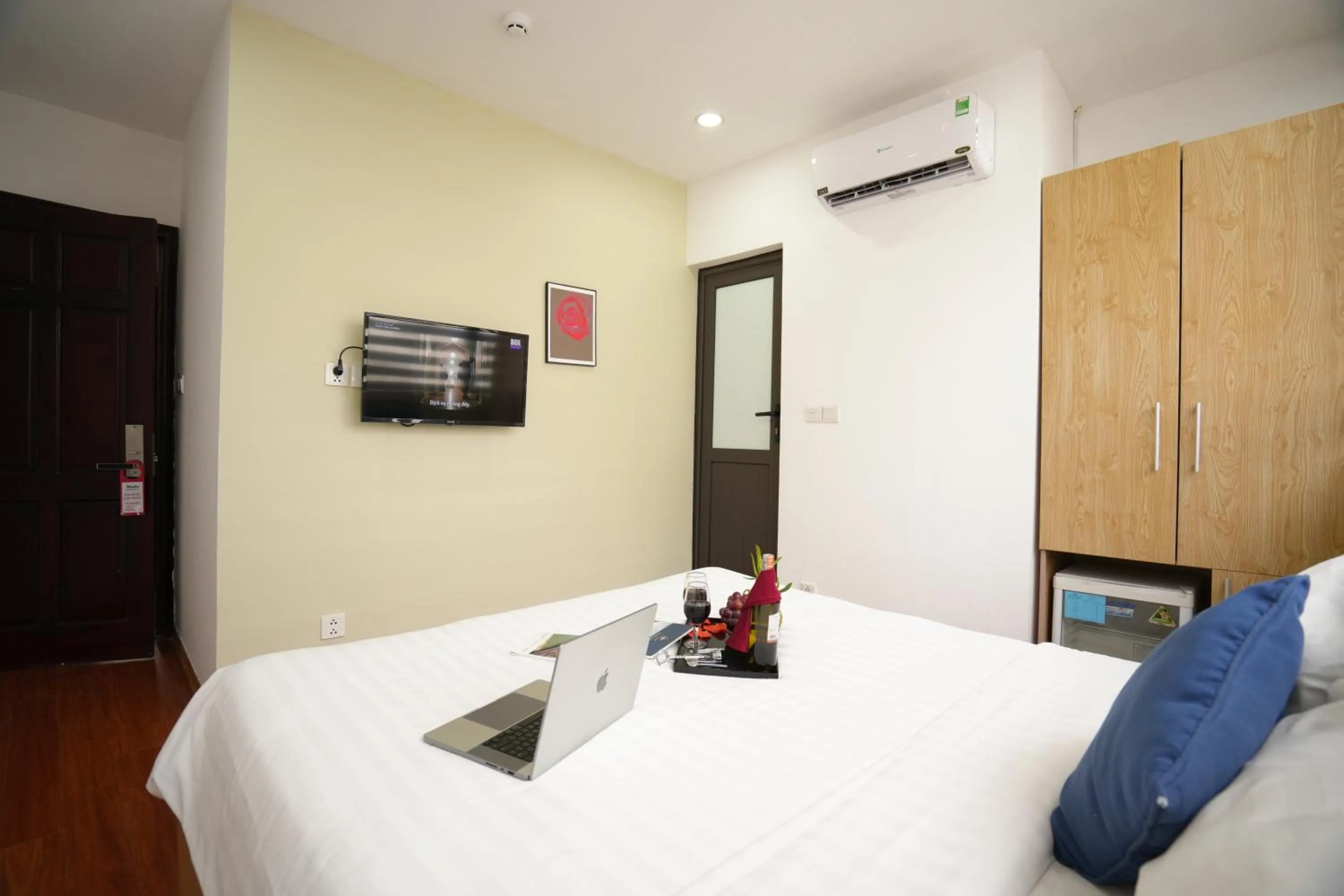 Bed in Valley Hotel &Travel