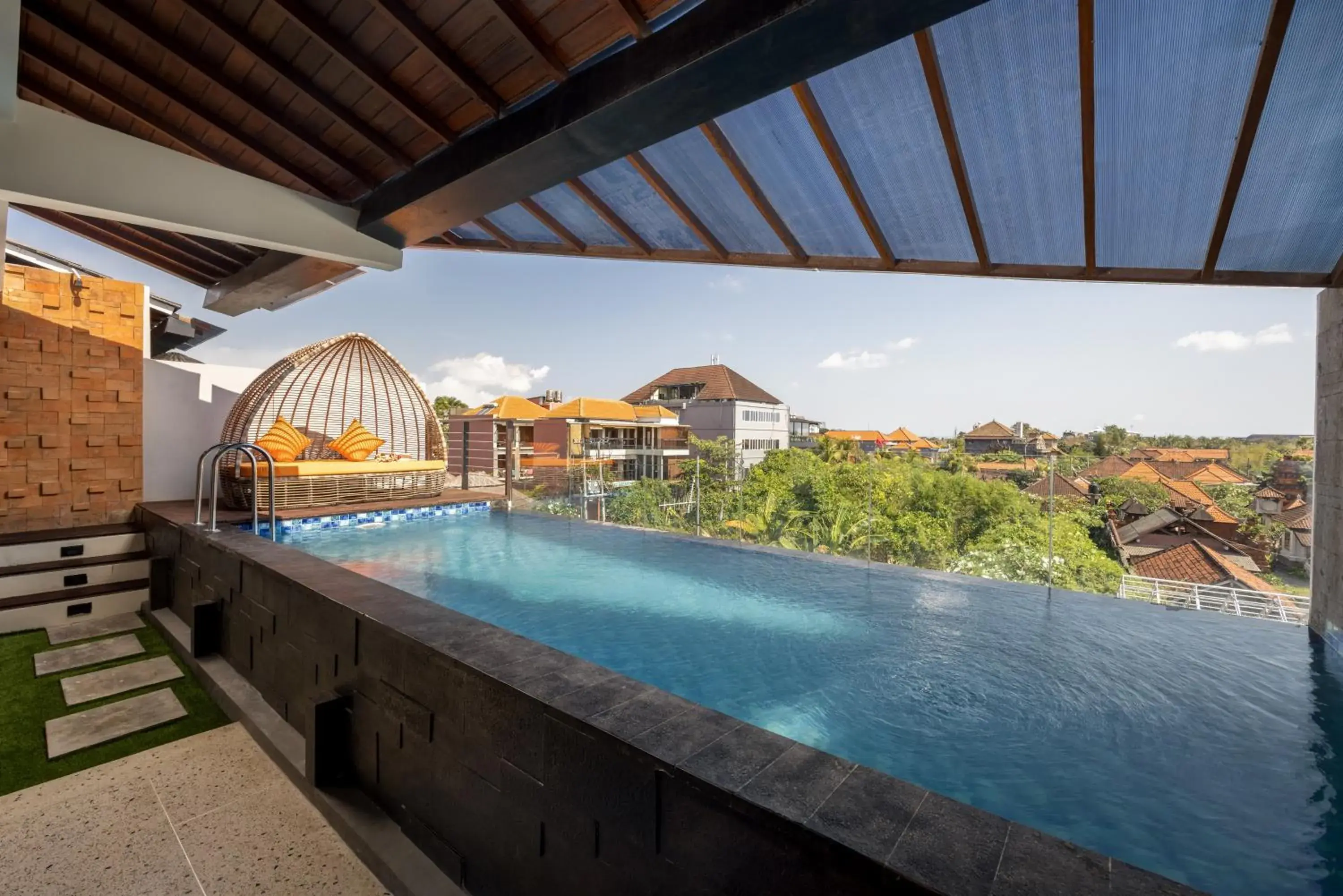 Swimming pool in Mokko Suites Batubelig Swimming pool in Mokko Suites Batubelig