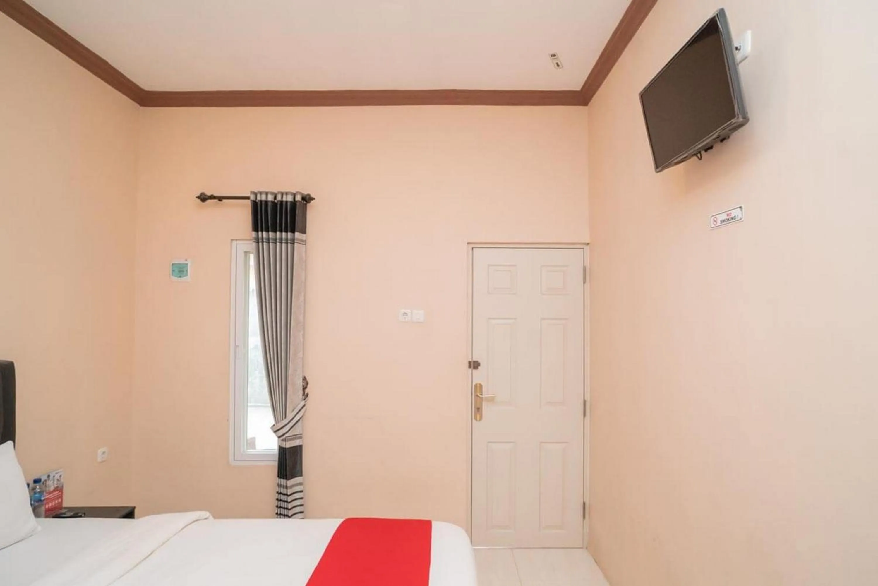 Bedroom, Bed in RedDoorz Syariah near Lippo Plaza Sidoarjo