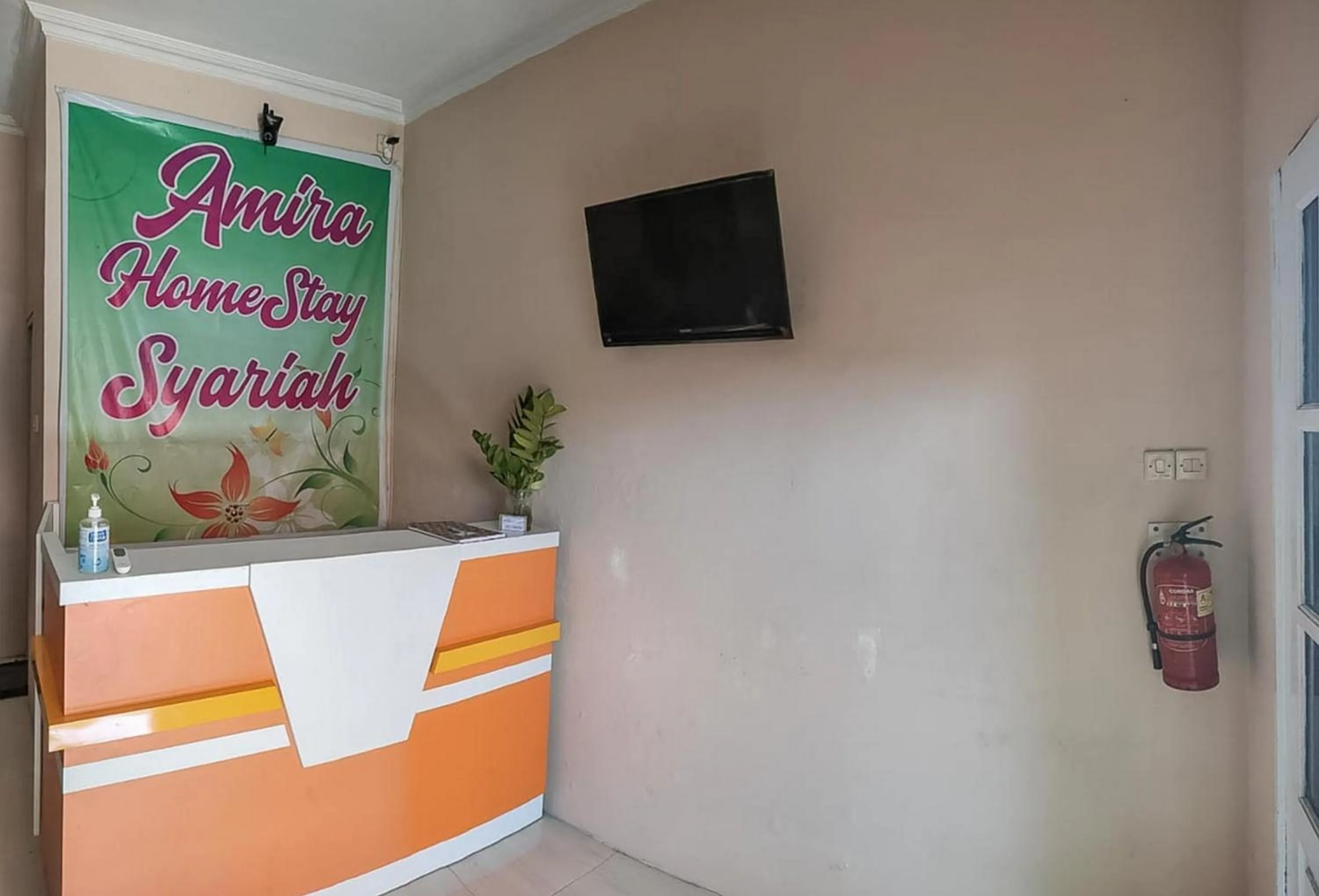 Lobby or reception in RedDoorz Syariah near Lippo Plaza Sidoarjo