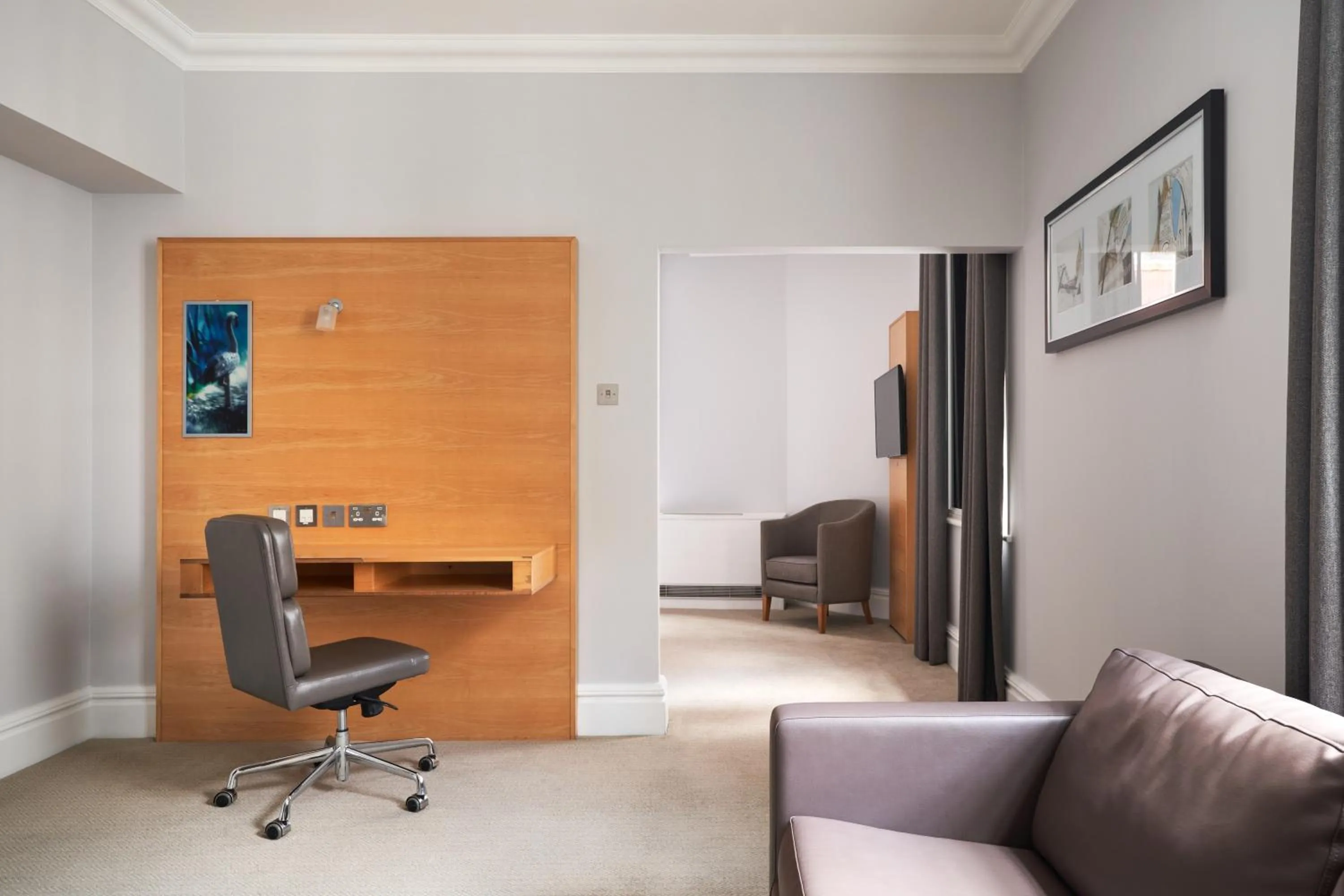 Seating area in Thistle London Park Lane