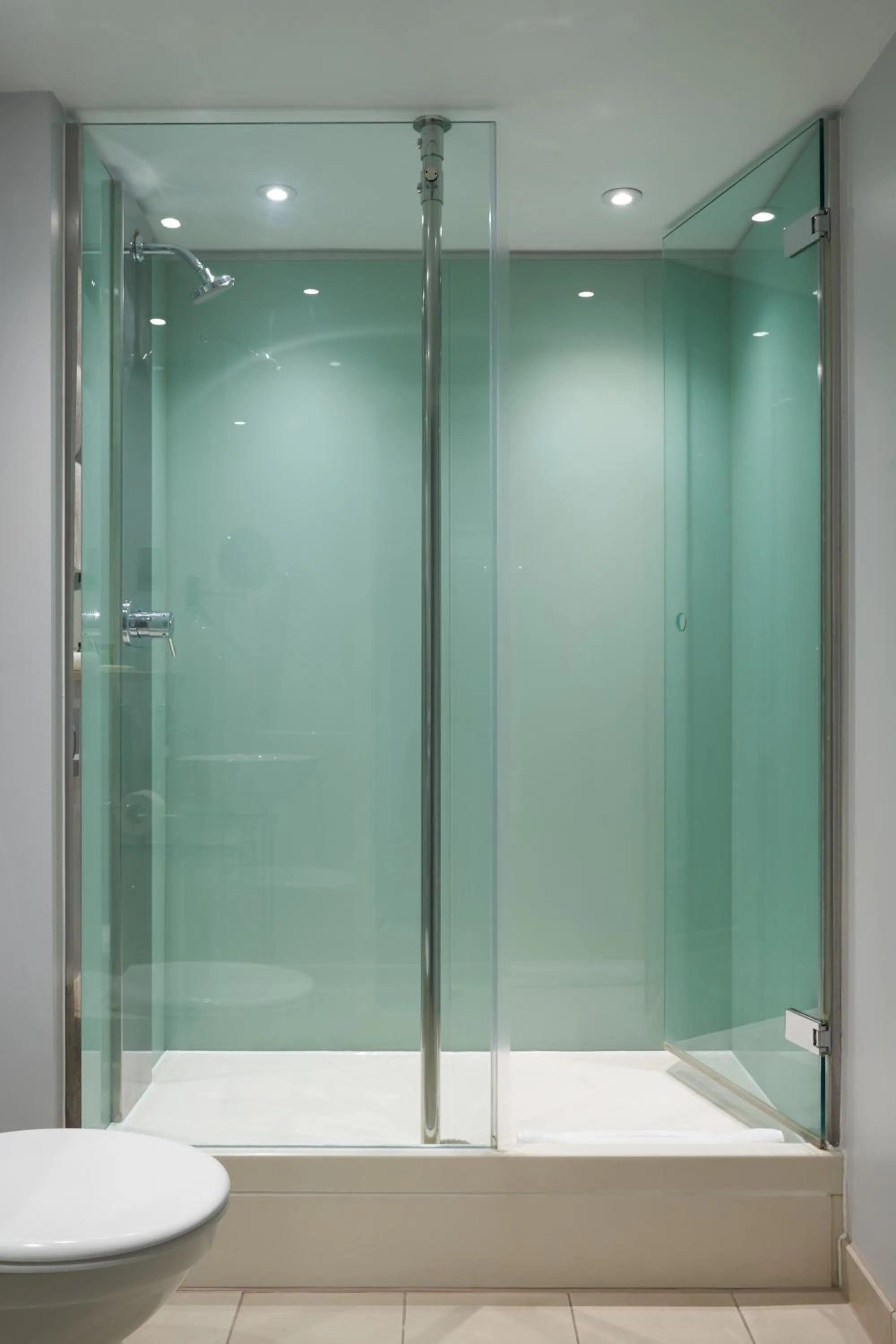 Shower in Thistle London Park Lane