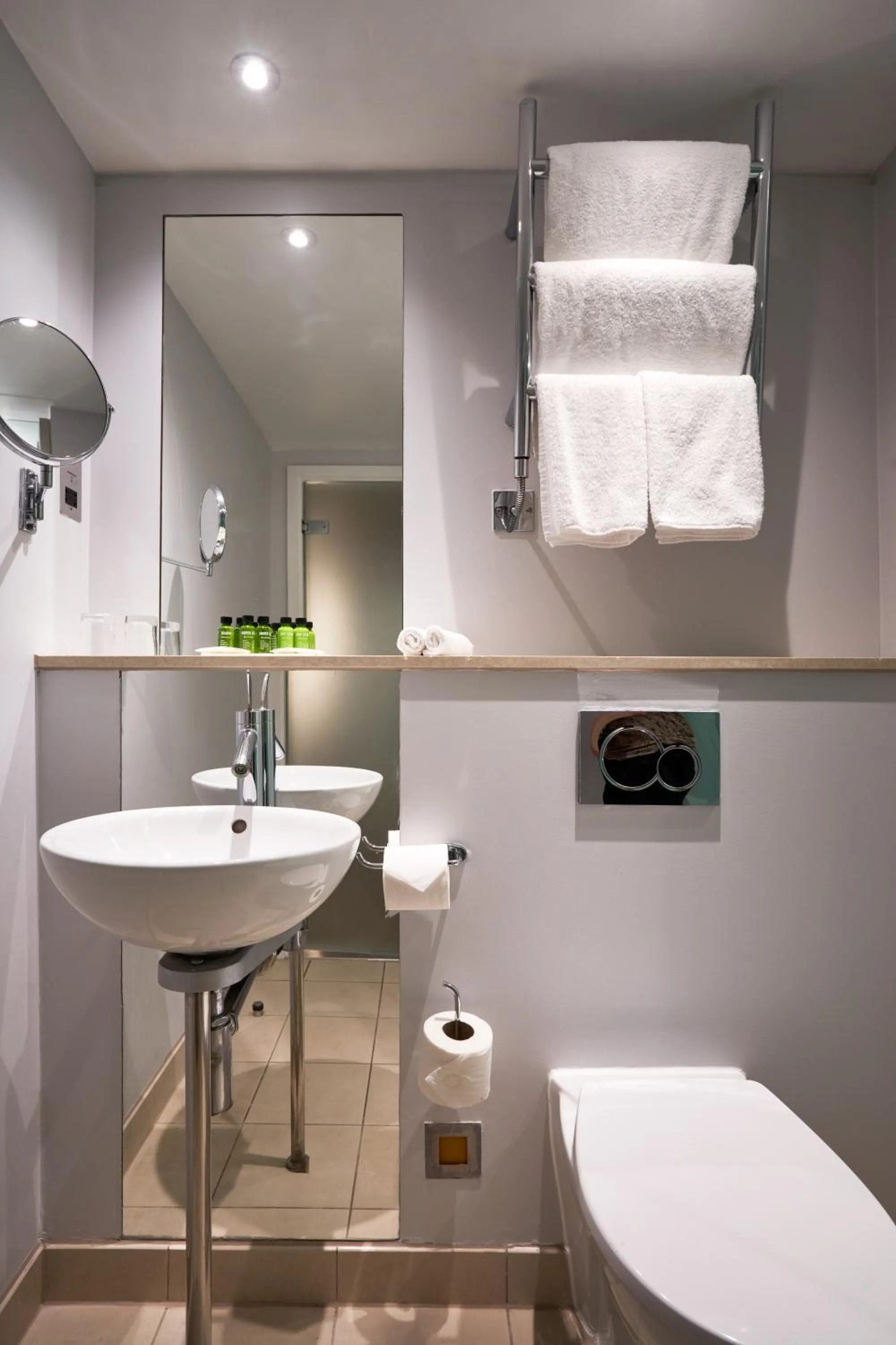 Bathroom in Thistle London Park Lane