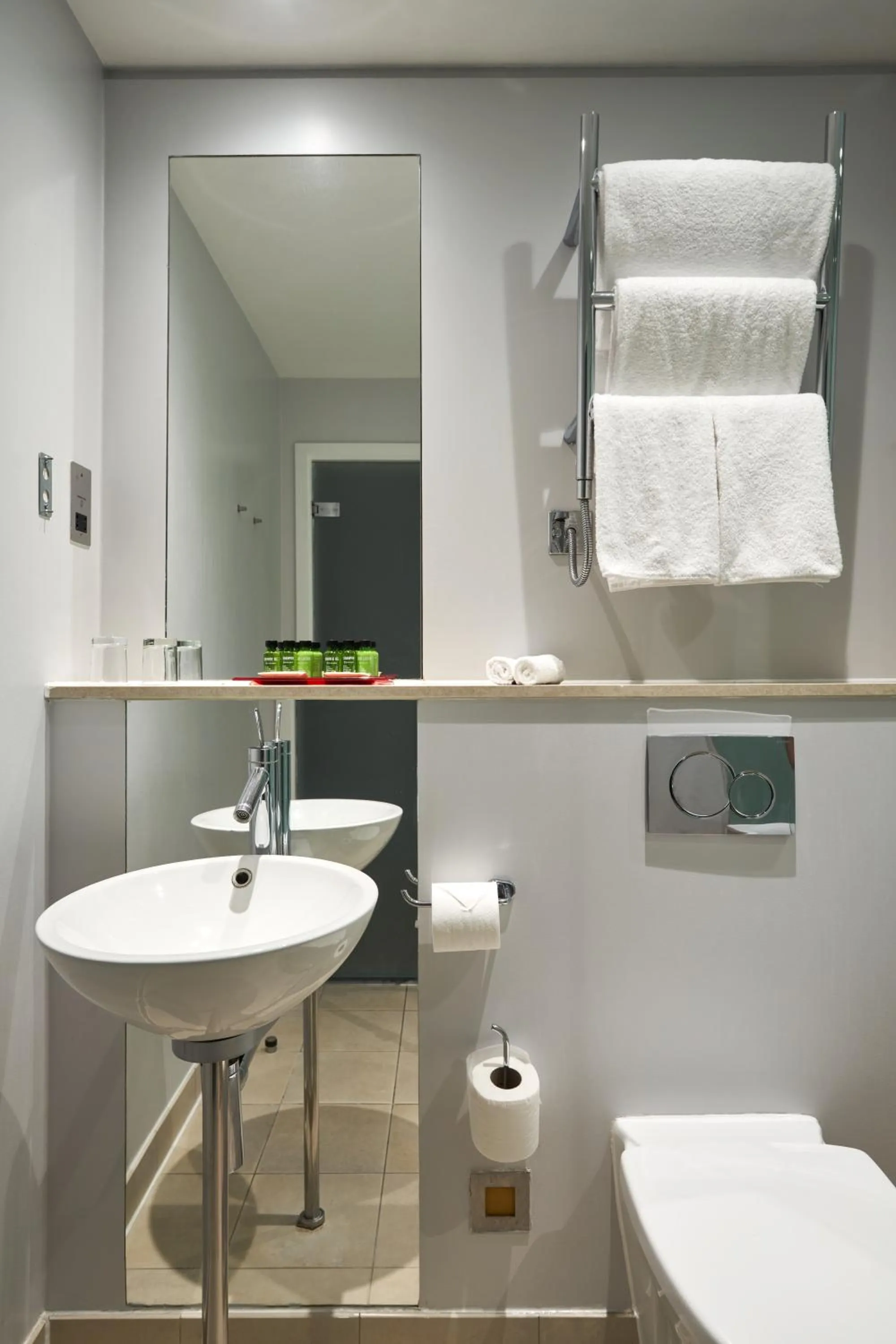 Bathroom in Thistle London Park Lane