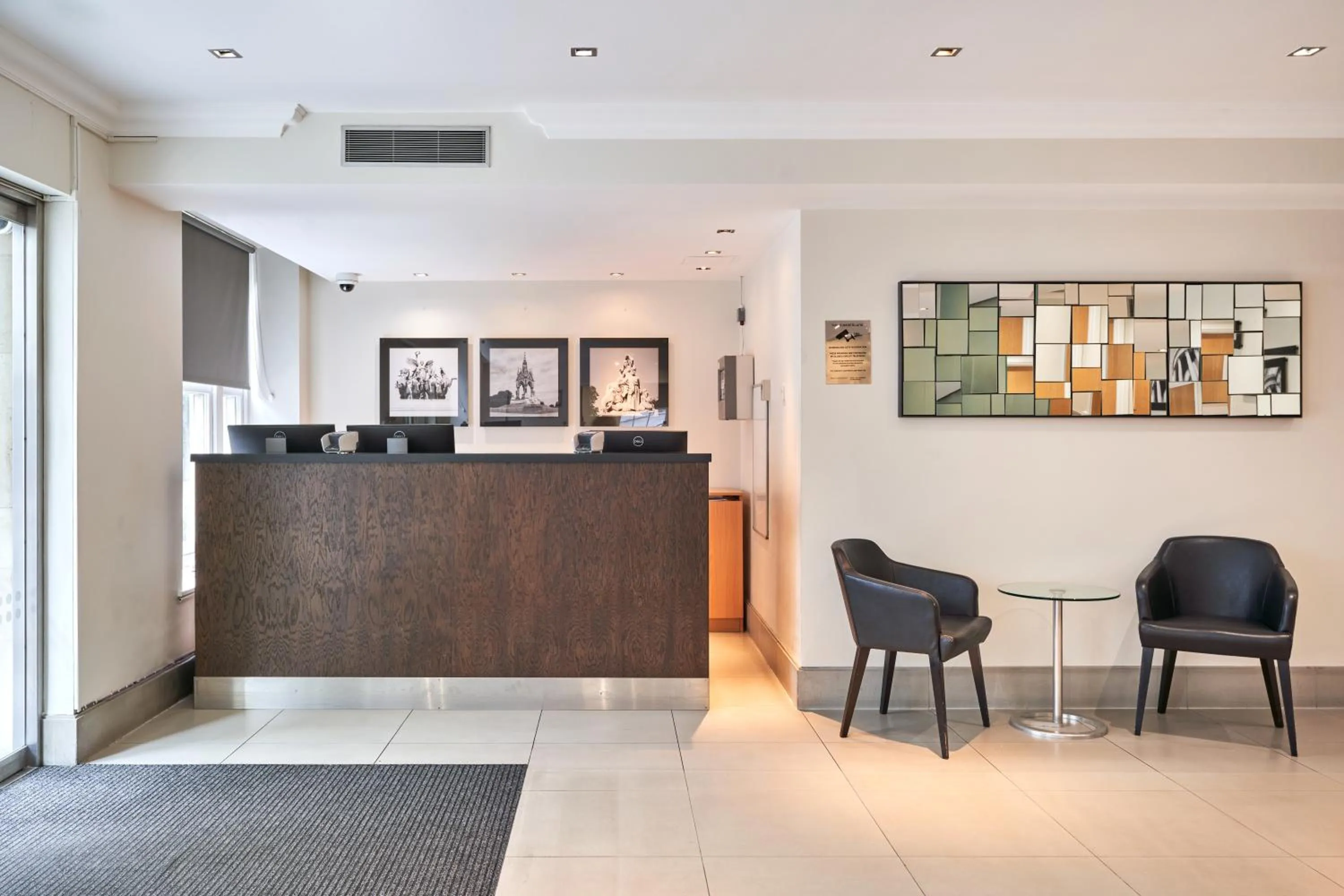 Lobby or reception in Thistle London Park Lane