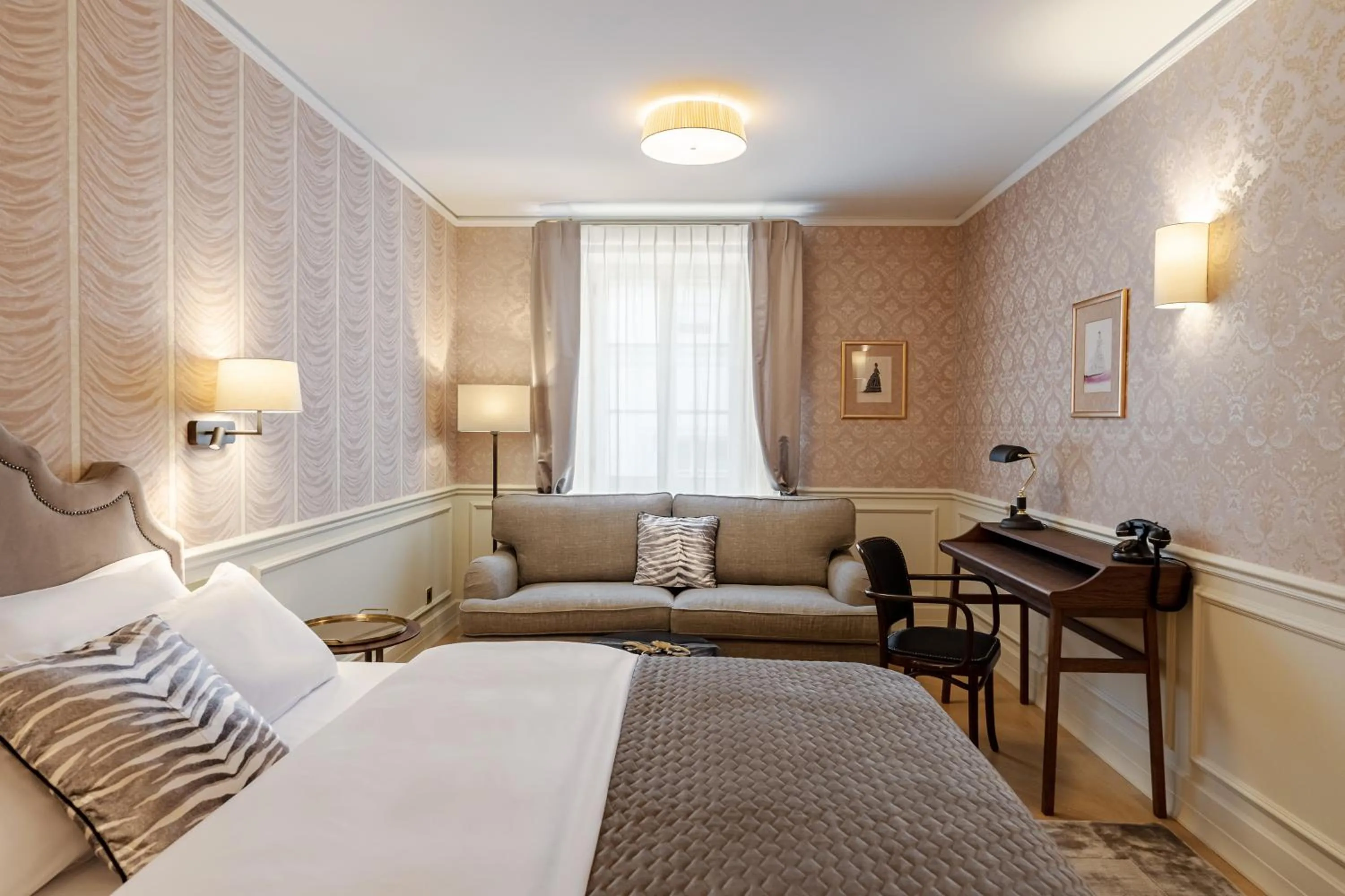 Bed in Hotel Unicus Palace Old Town - Destigo Hotels