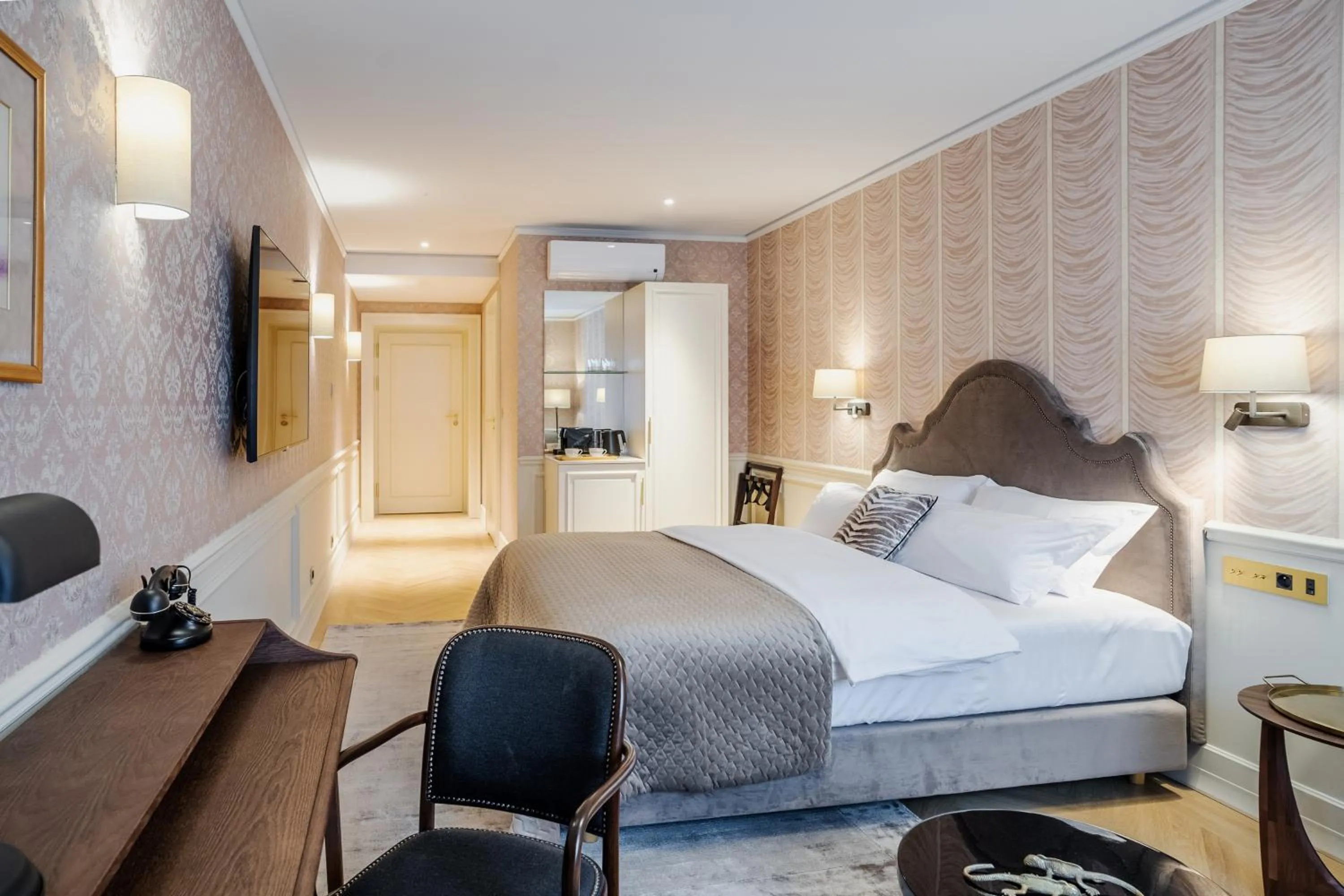 Bed in Hotel Unicus Palace Old Town - Destigo Hotels