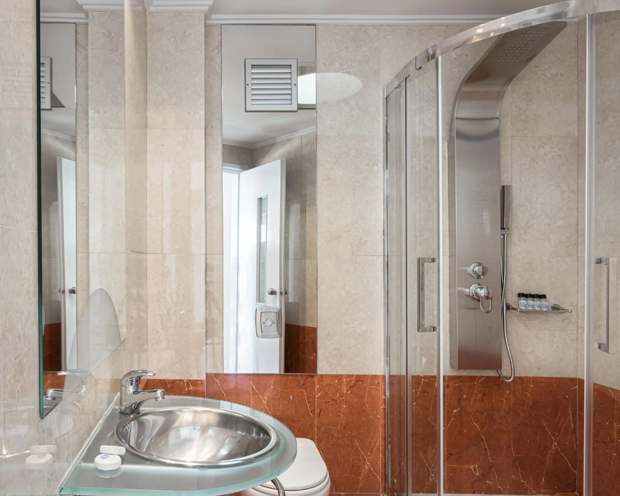 Shower in Kreoli Suites Glyfada
