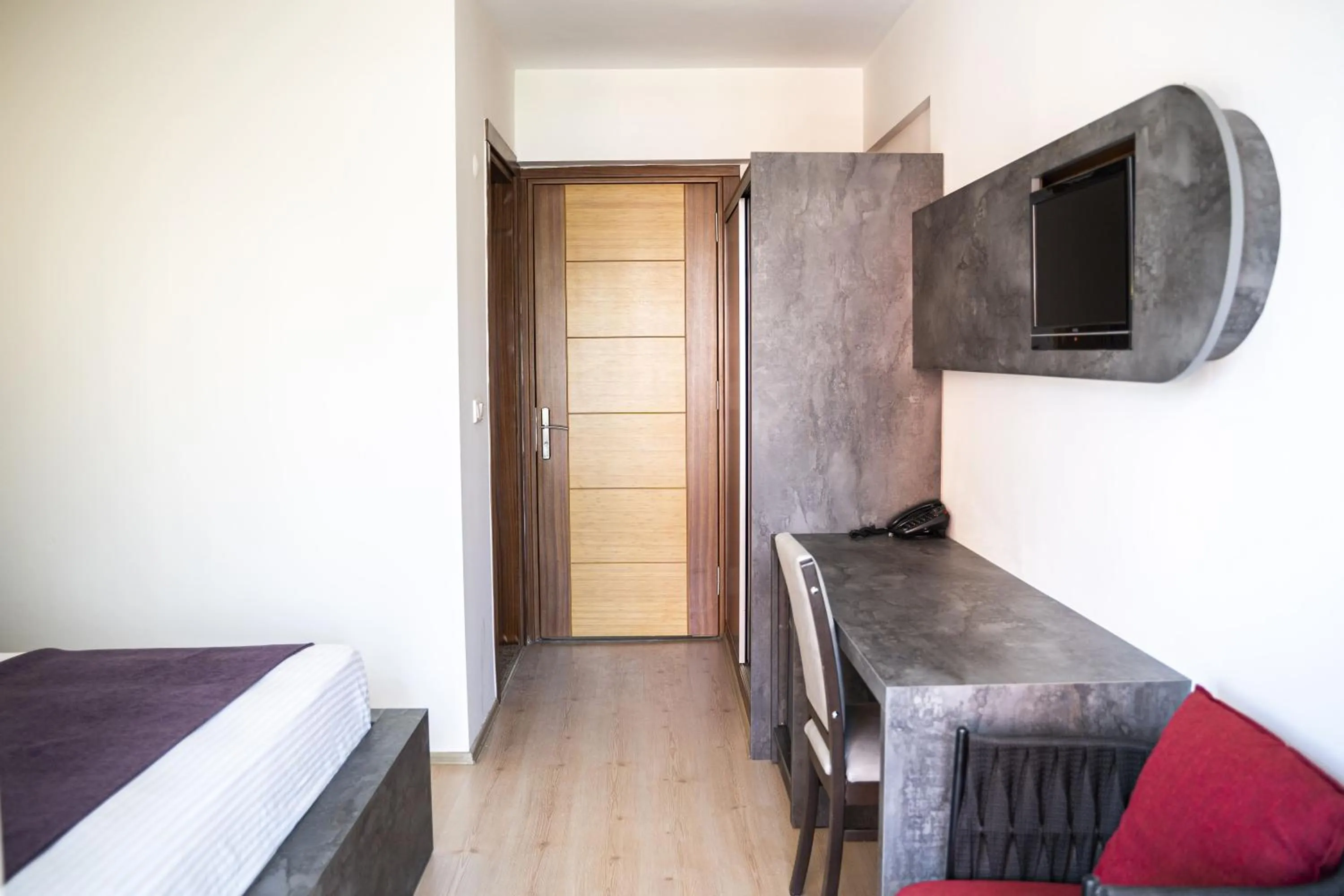 Photo of the whole room, Bed in Sirin Residence