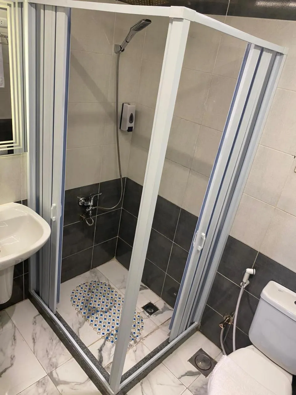 Shower in pyramids grand museum inn