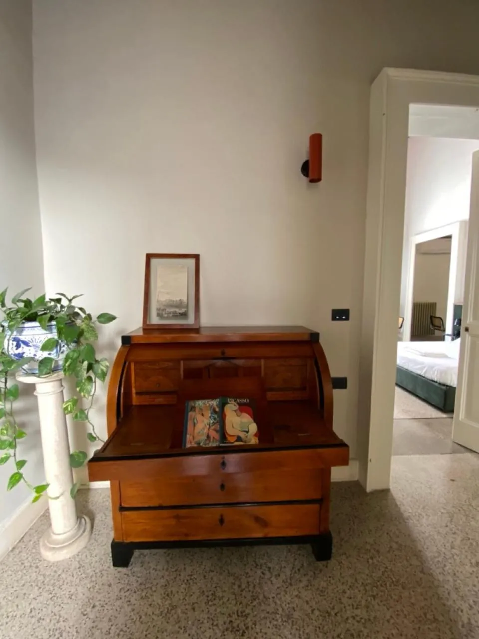 hair dresser, Bed in Roiss Haus Suites