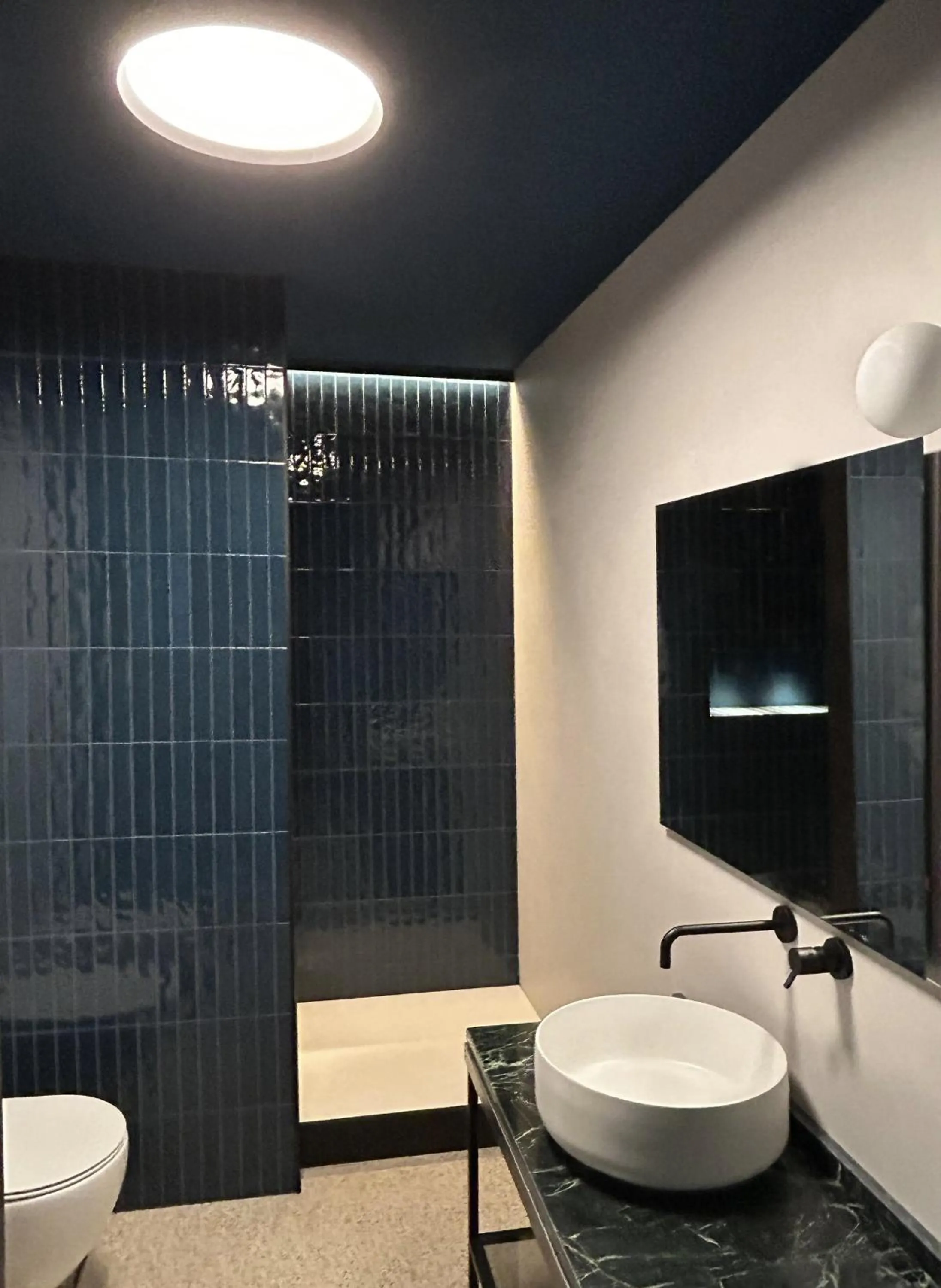 Toilet in Roiss Haus Suites