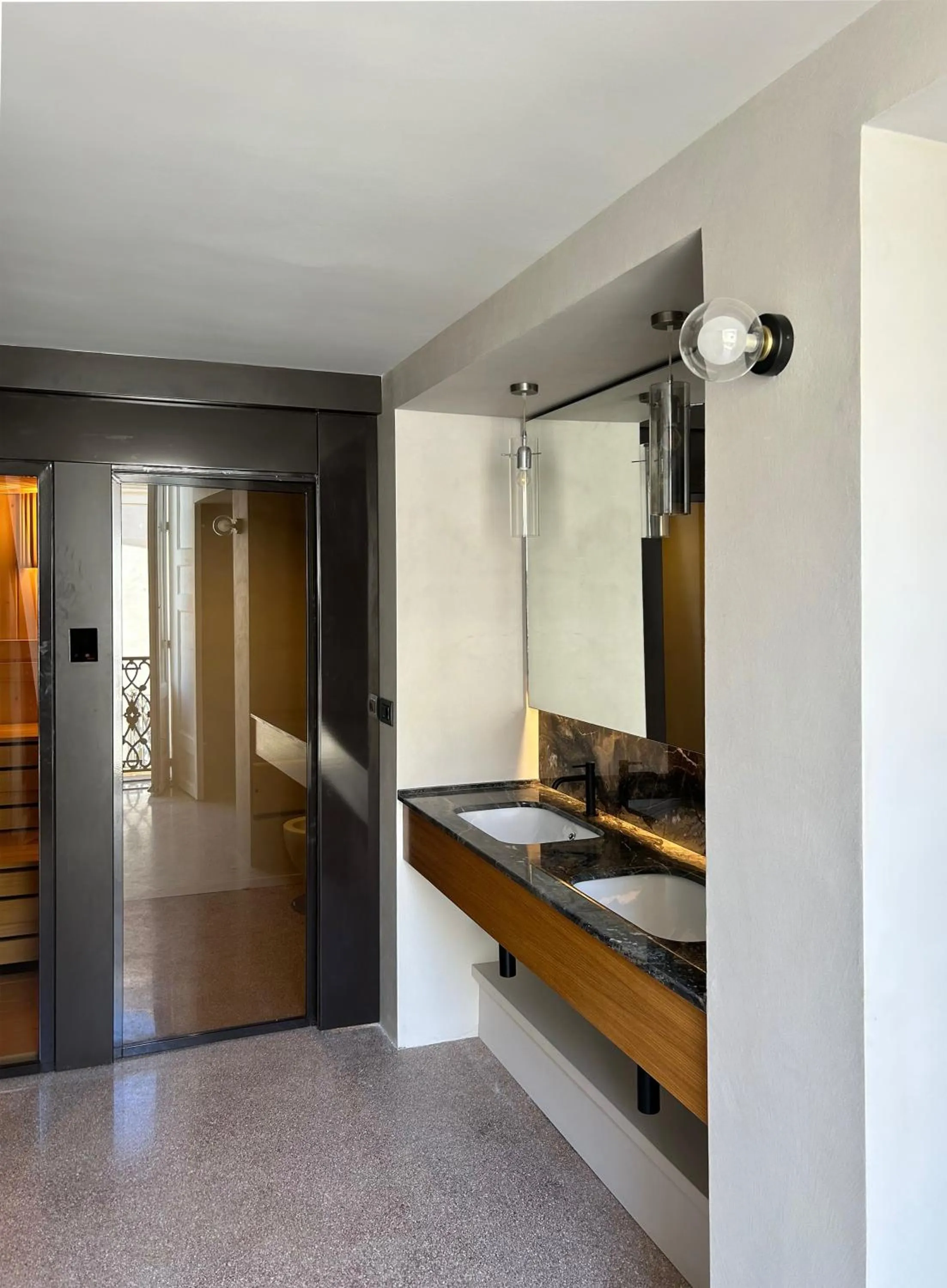 Bathroom, Bed in Roiss Haus Suites