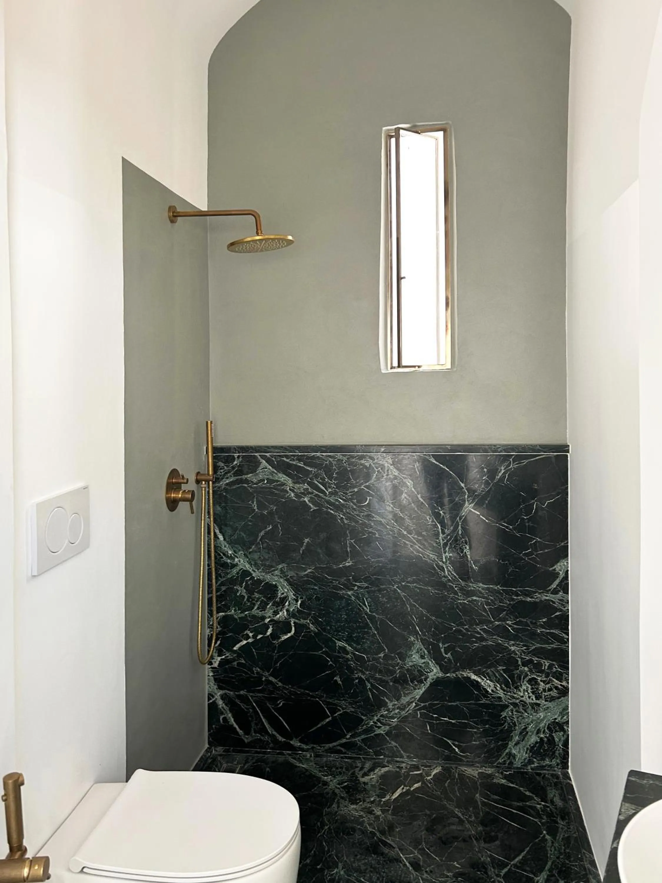 Toilet in Roiss Haus Suites