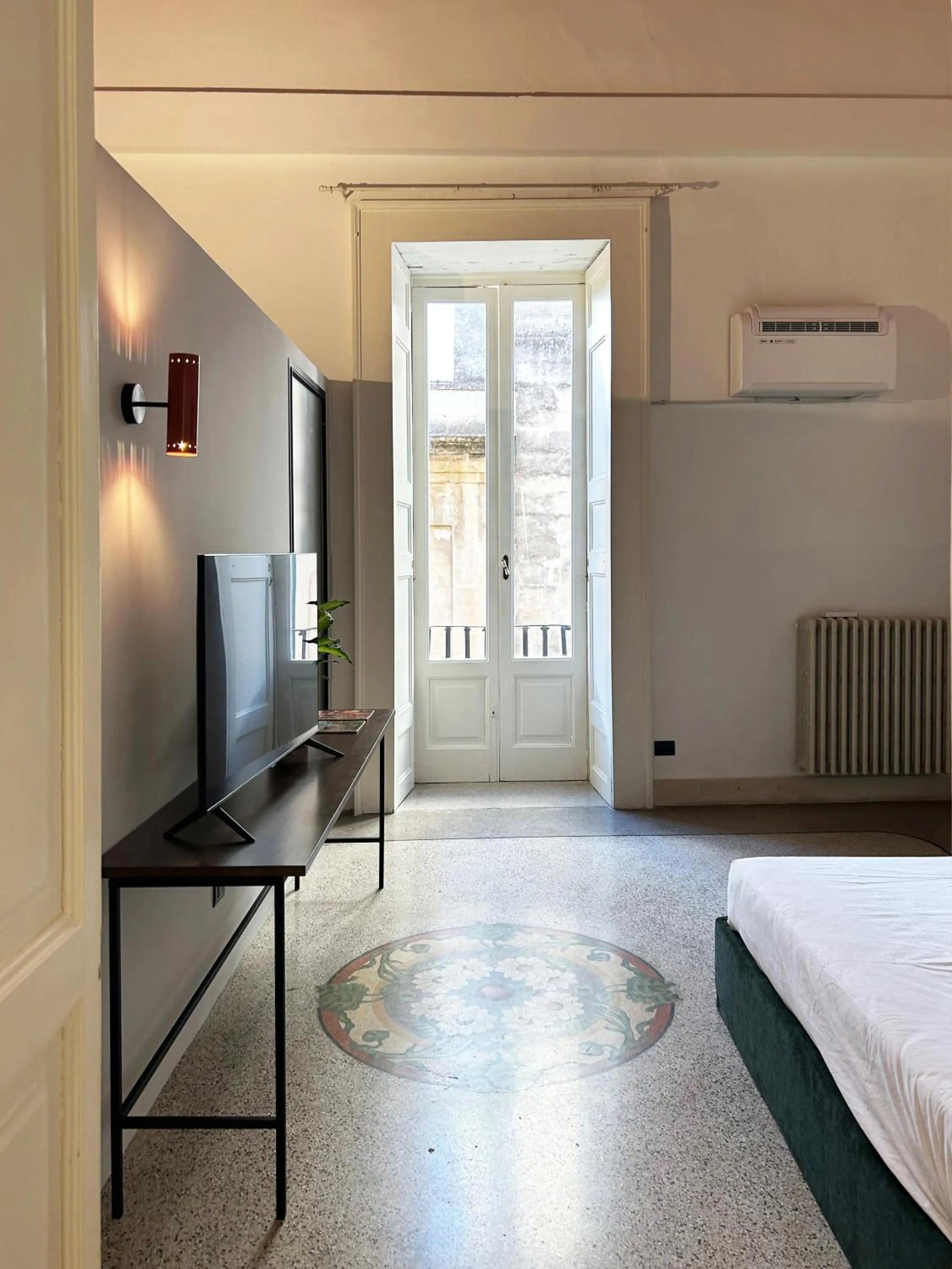 TV and multimedia, Bed in Roiss Haus Suites