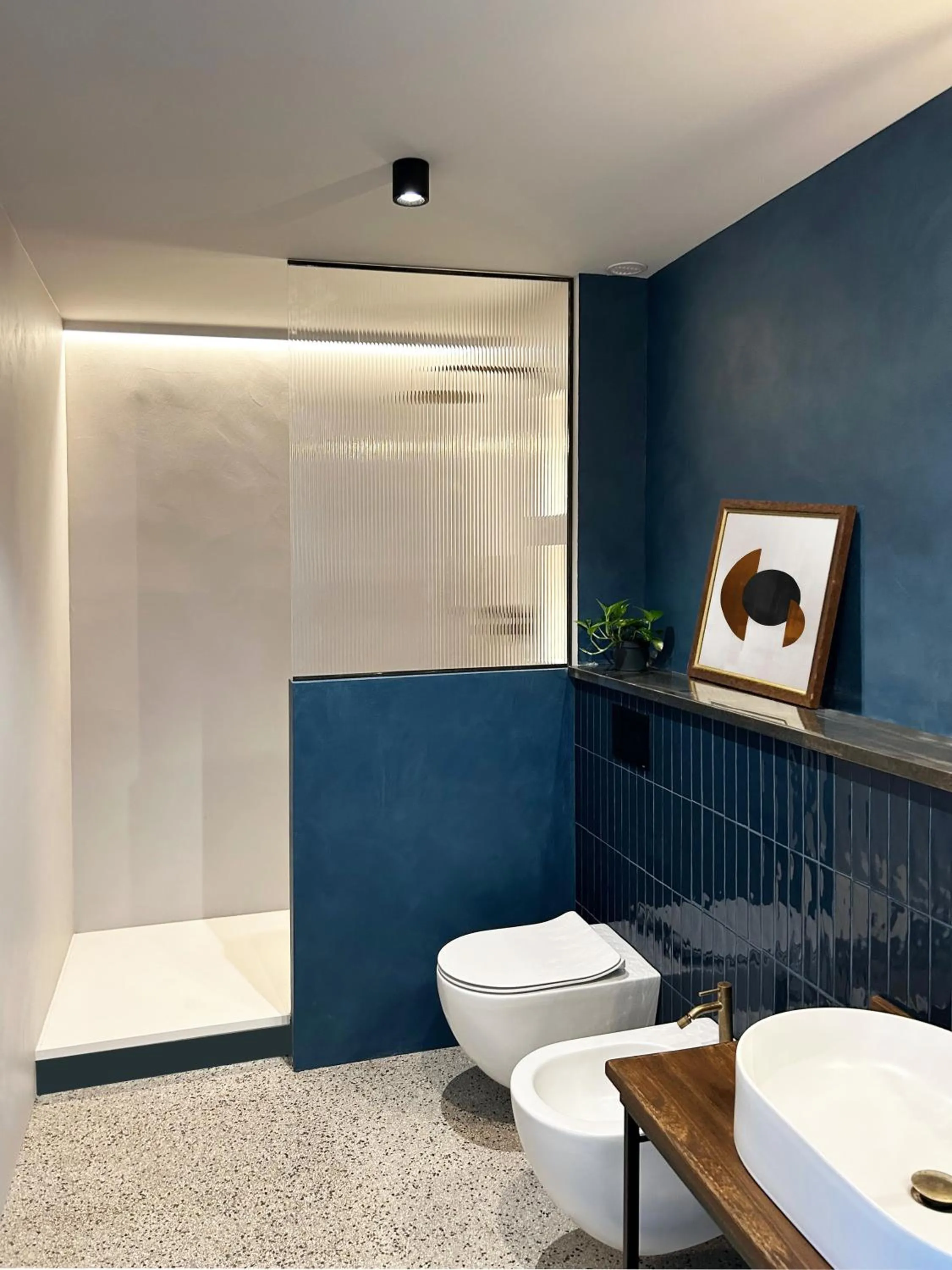 Toilet in Roiss Haus Suites