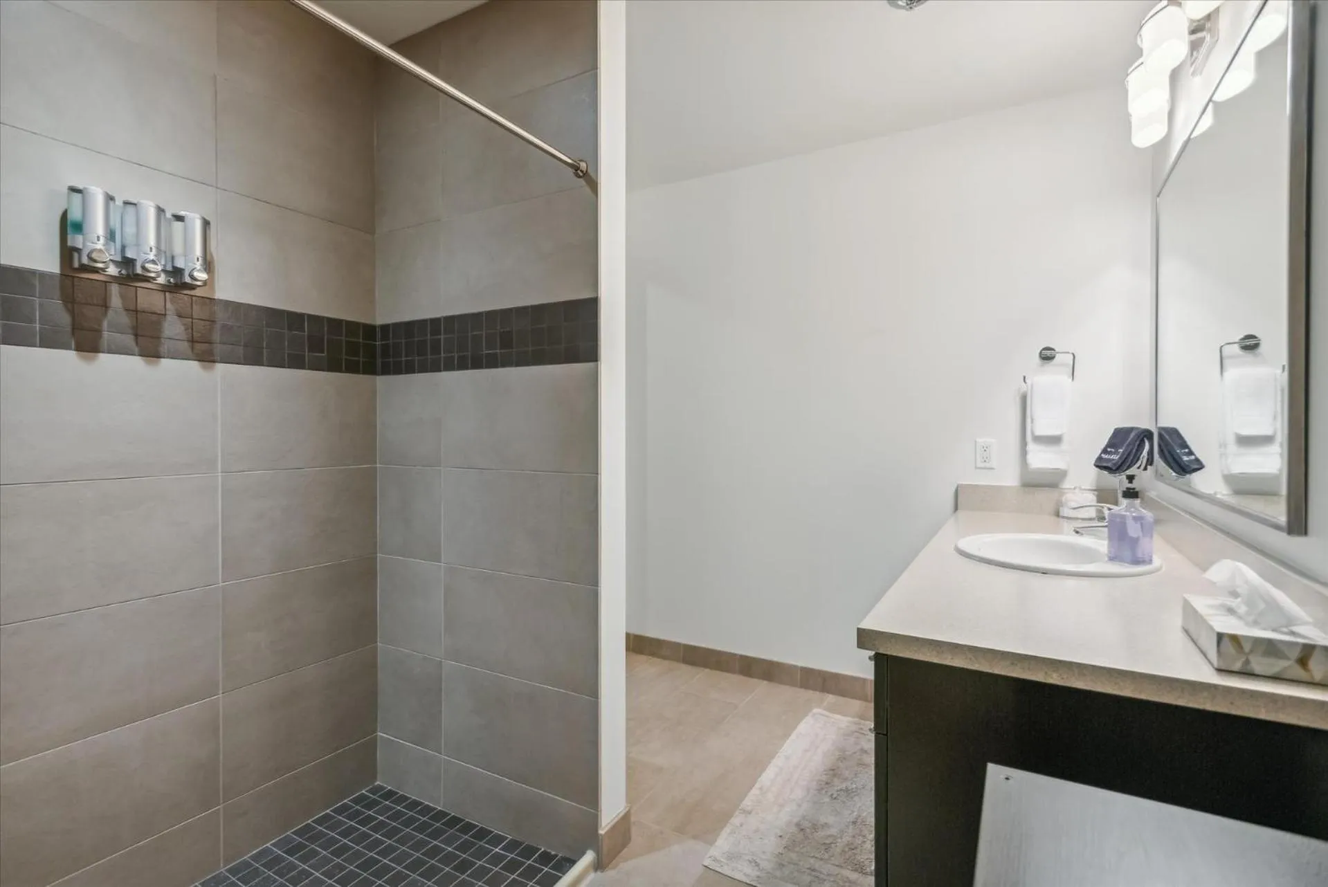 VioletSuitesPDX Boutique Hotel