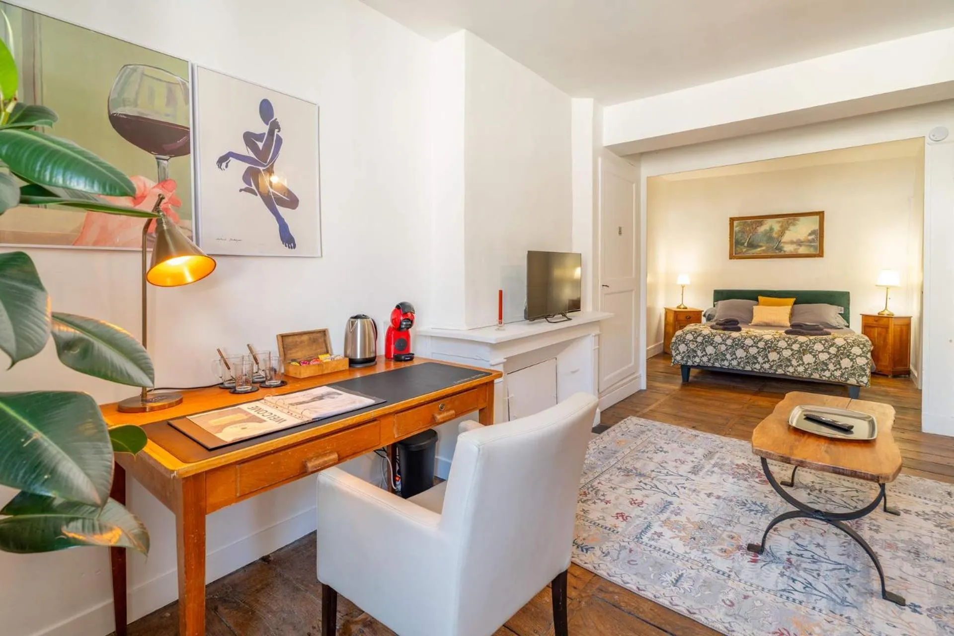 Seating area, Bed in Les Suites de Bellac