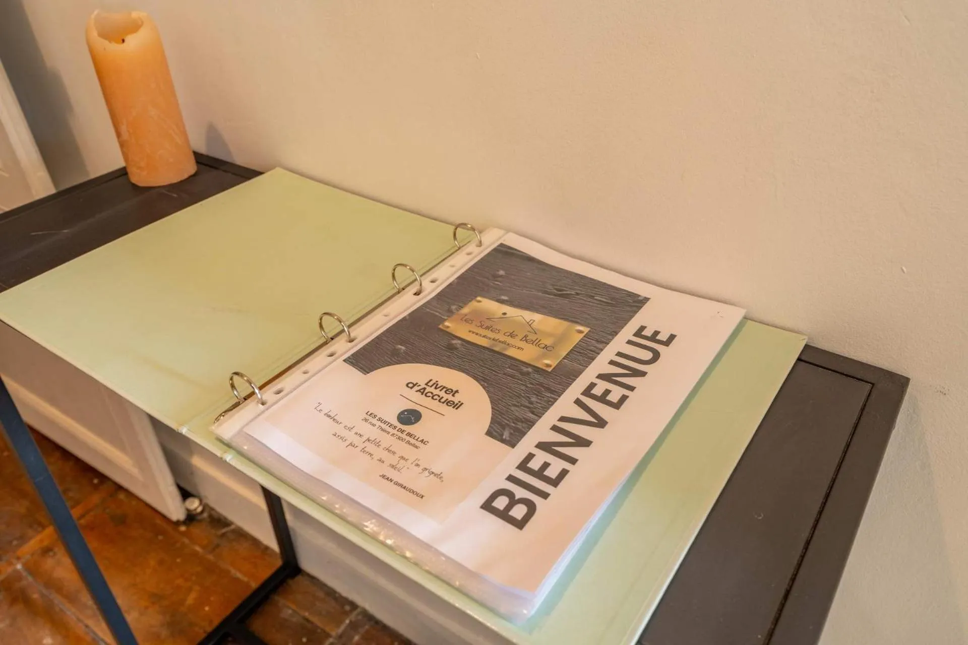 Text overlay in Les Suites de Bellac