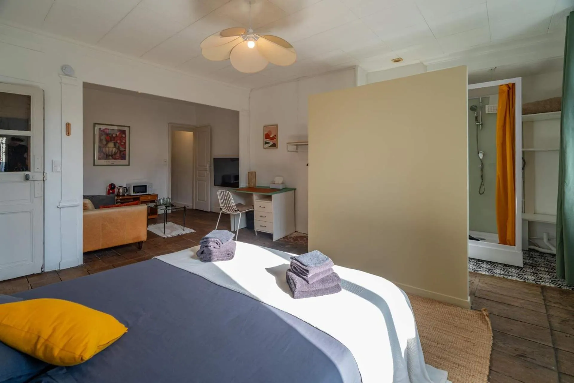 Photo of the whole room, Bed in Les Suites de Bellac