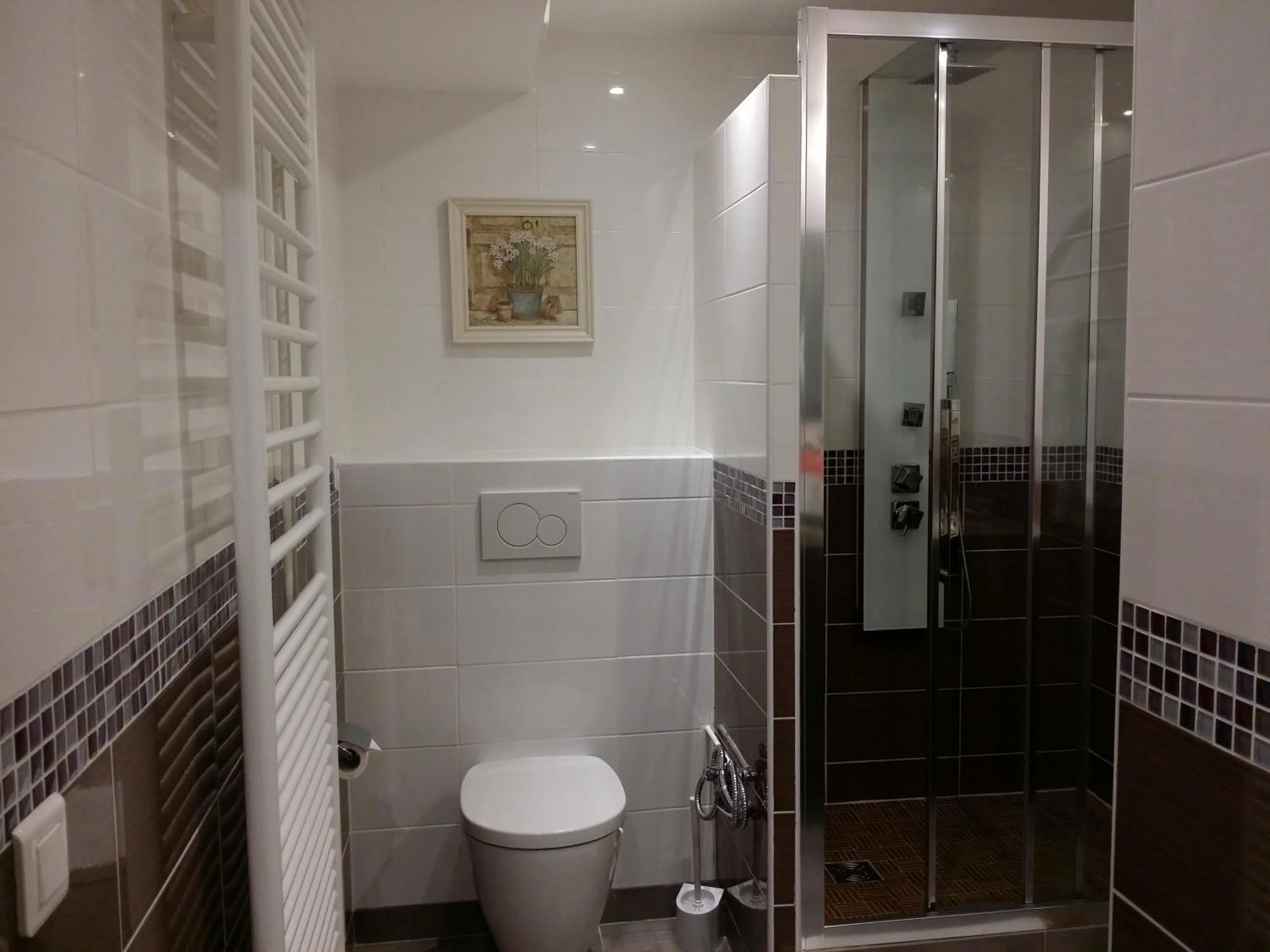 Bathroom in Hôtel Paris Gambetta