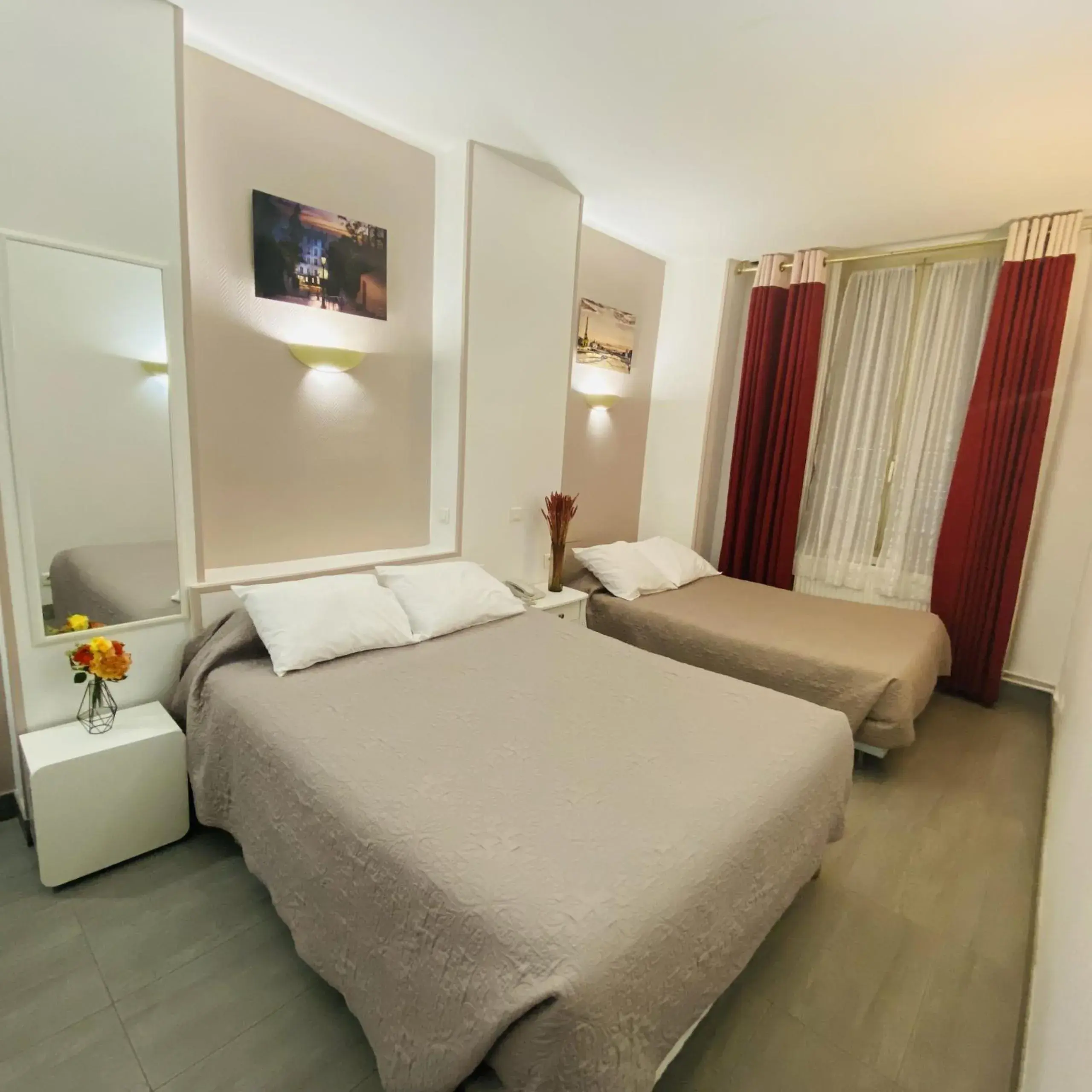 Classic Triple Room in Hôtel Paris Gambetta Classic Triple Room in Hôtel Paris Gambetta