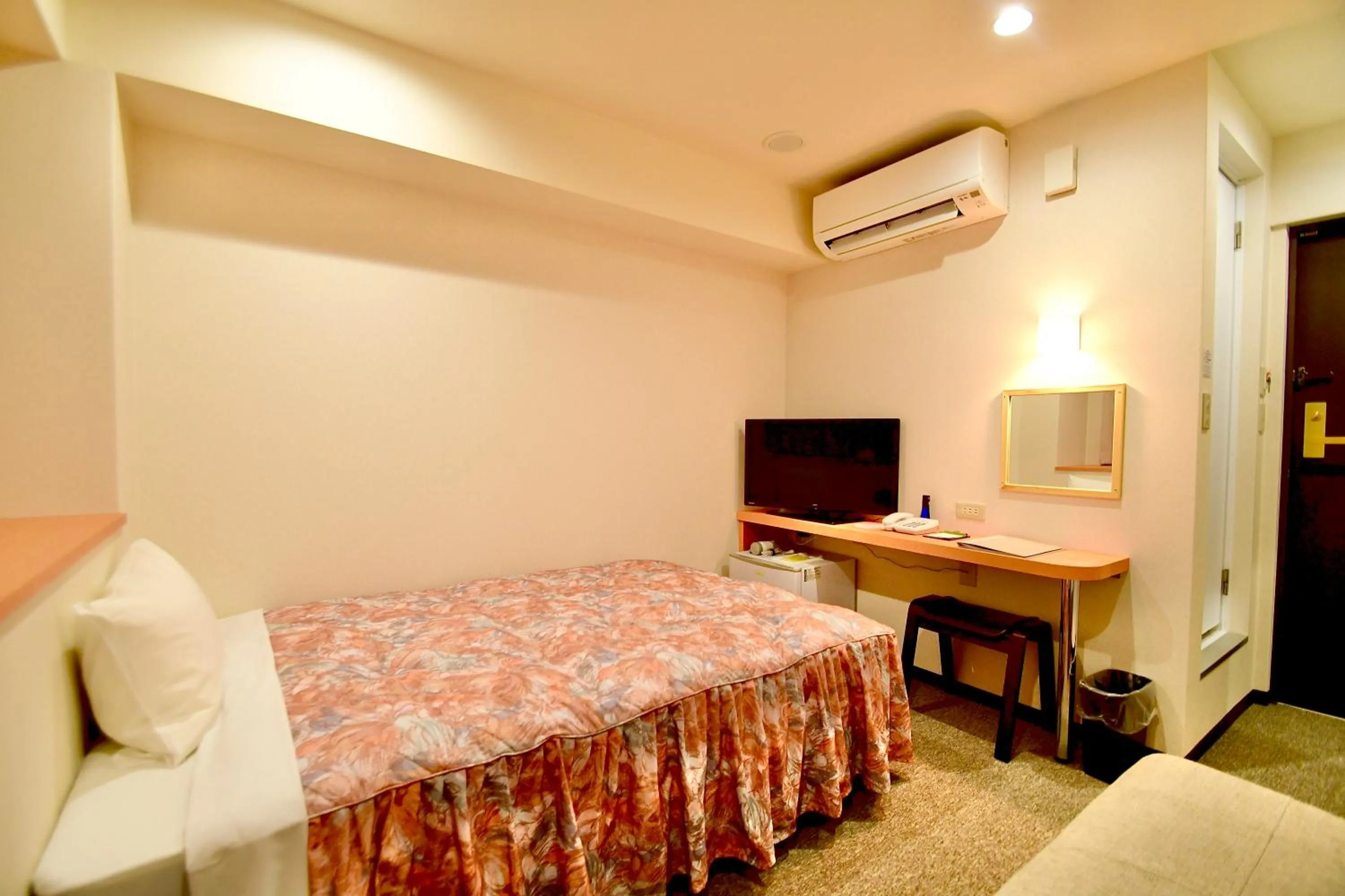 Photo of the whole room, Bed in Himeji Ekimae Universal Hotel Minamiguchi