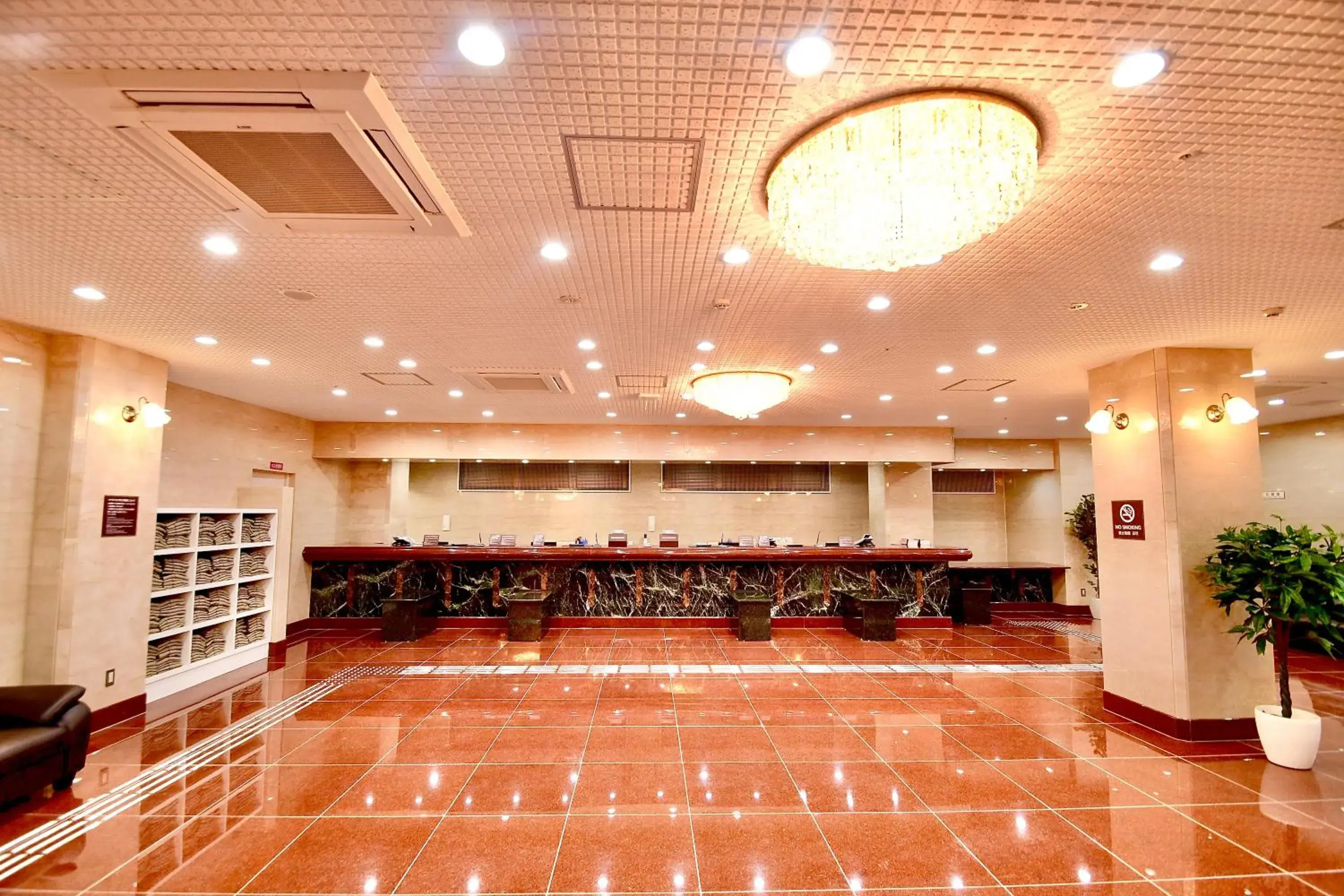 Lobby or reception in Himeji Ekimae Universal Hotel Minamiguchi Lobby or reception in Himeji Ekimae Universal Hotel Minamiguchi