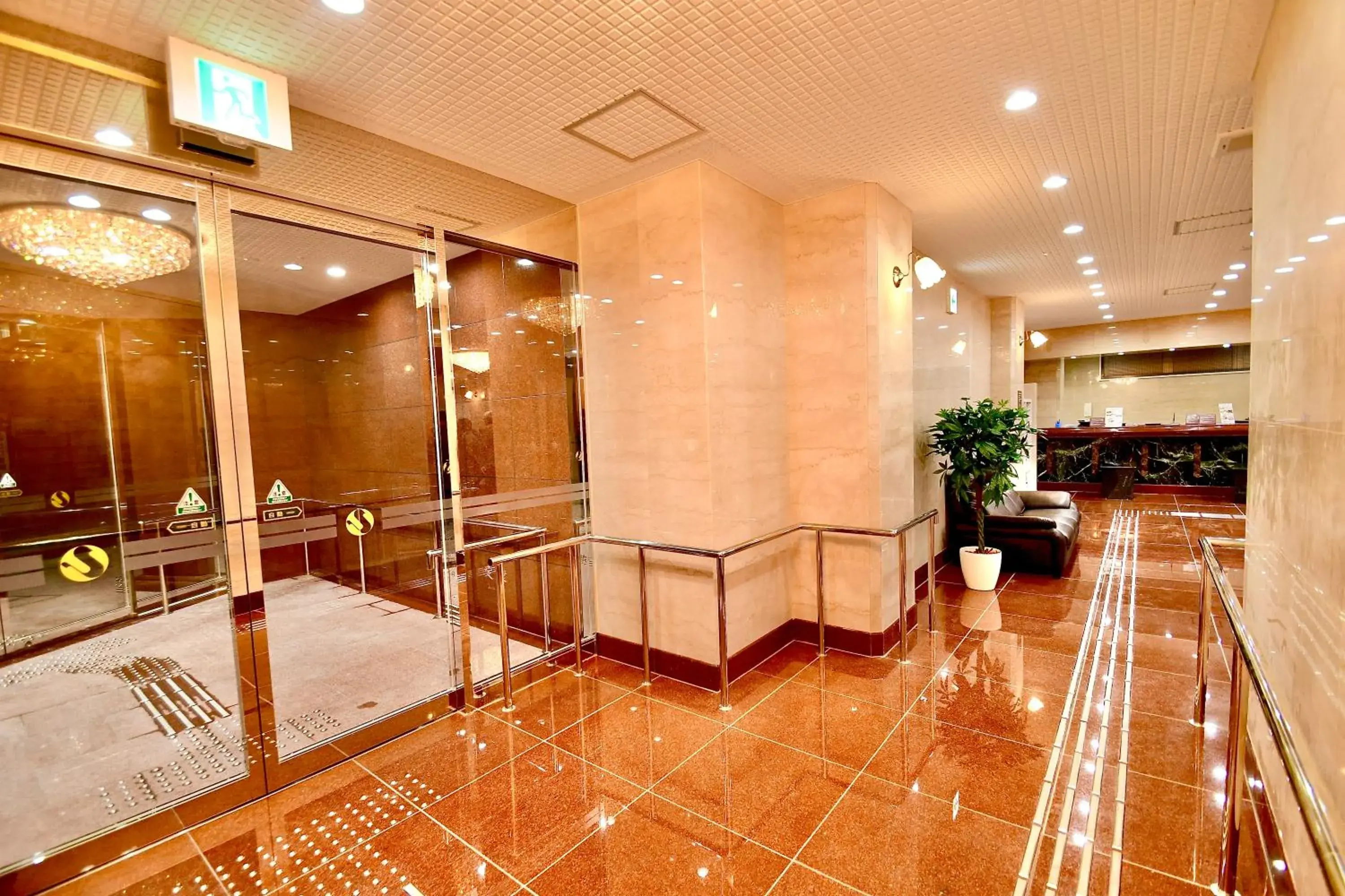 Property building in Himeji Ekimae Universal Hotel Minamiguchi Property building in Himeji Ekimae Universal Hotel Minamiguchi