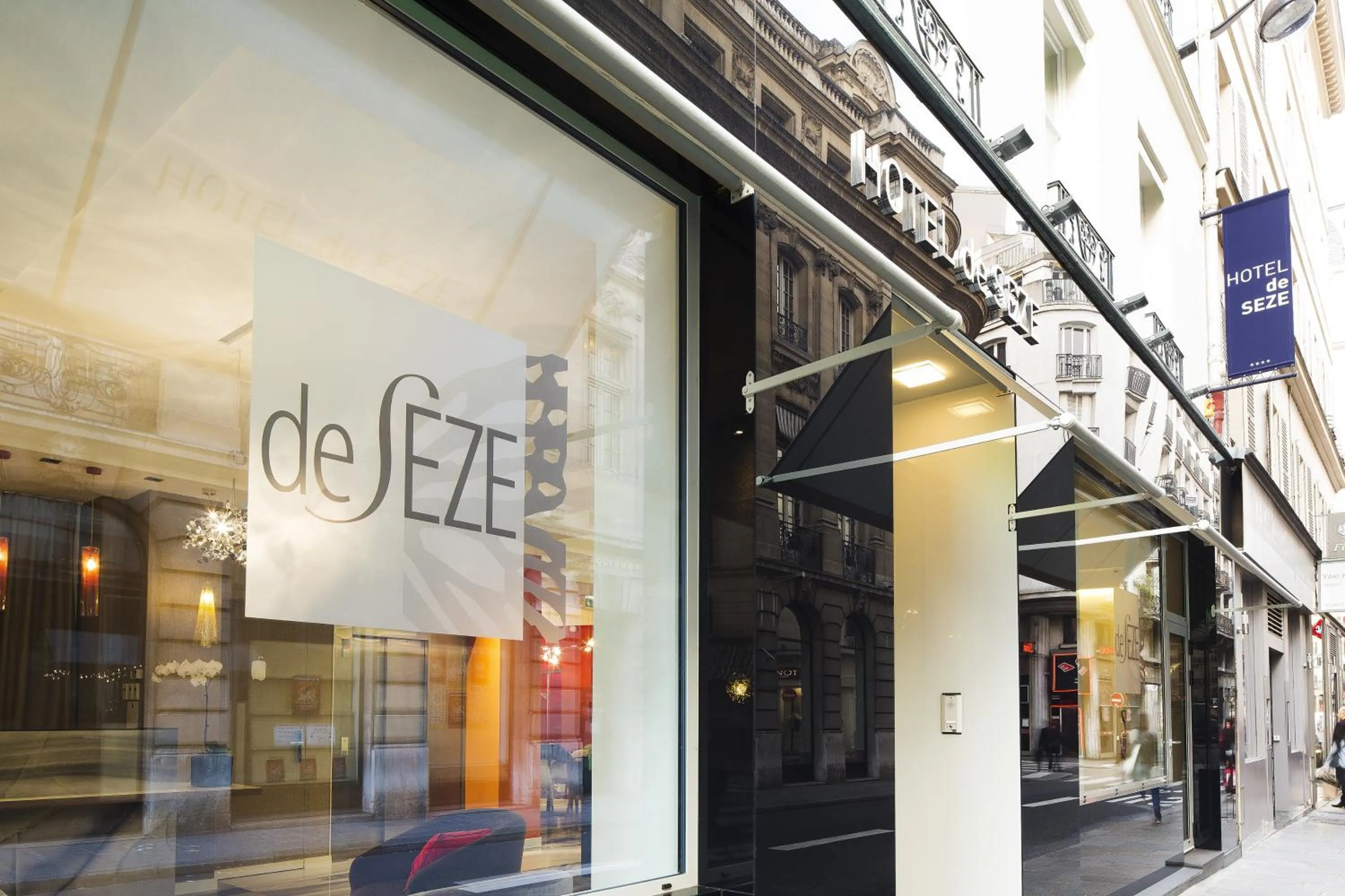 Facade/entrance in Hotel de Seze
