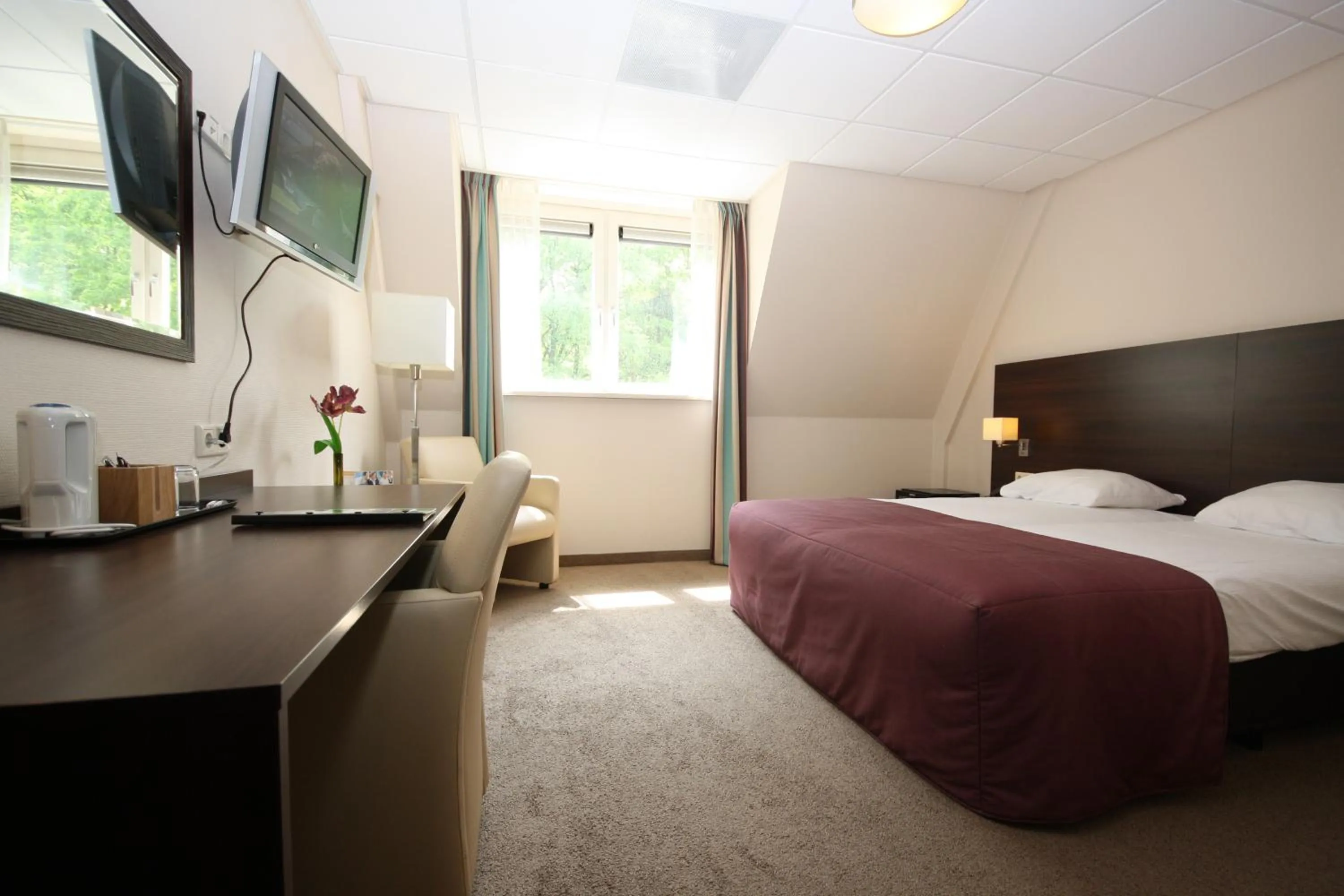 Bathroom, Bed in Hotel De Werelt Garderen