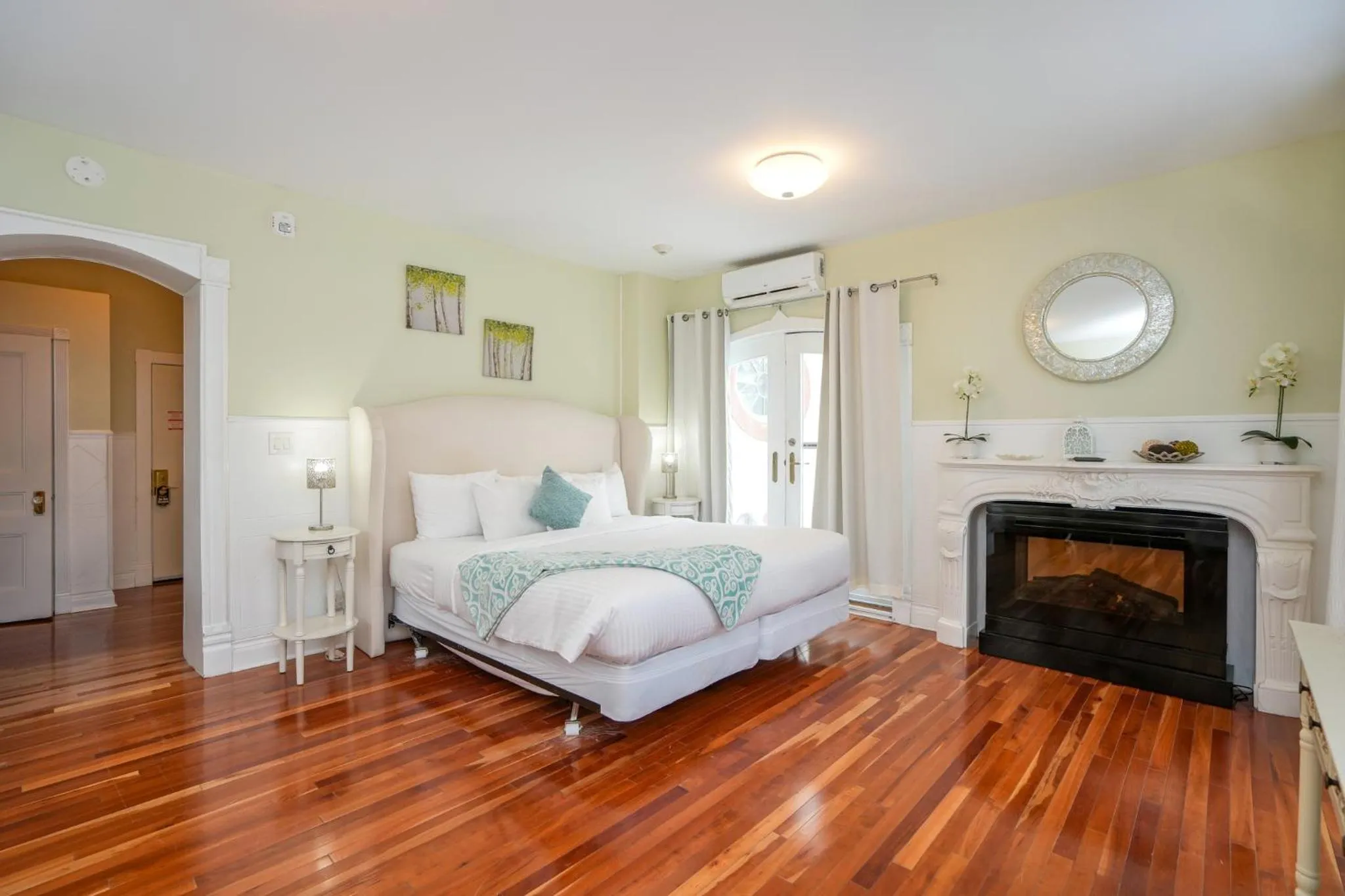 Bed in Niagara Grandview Boutique Hotel