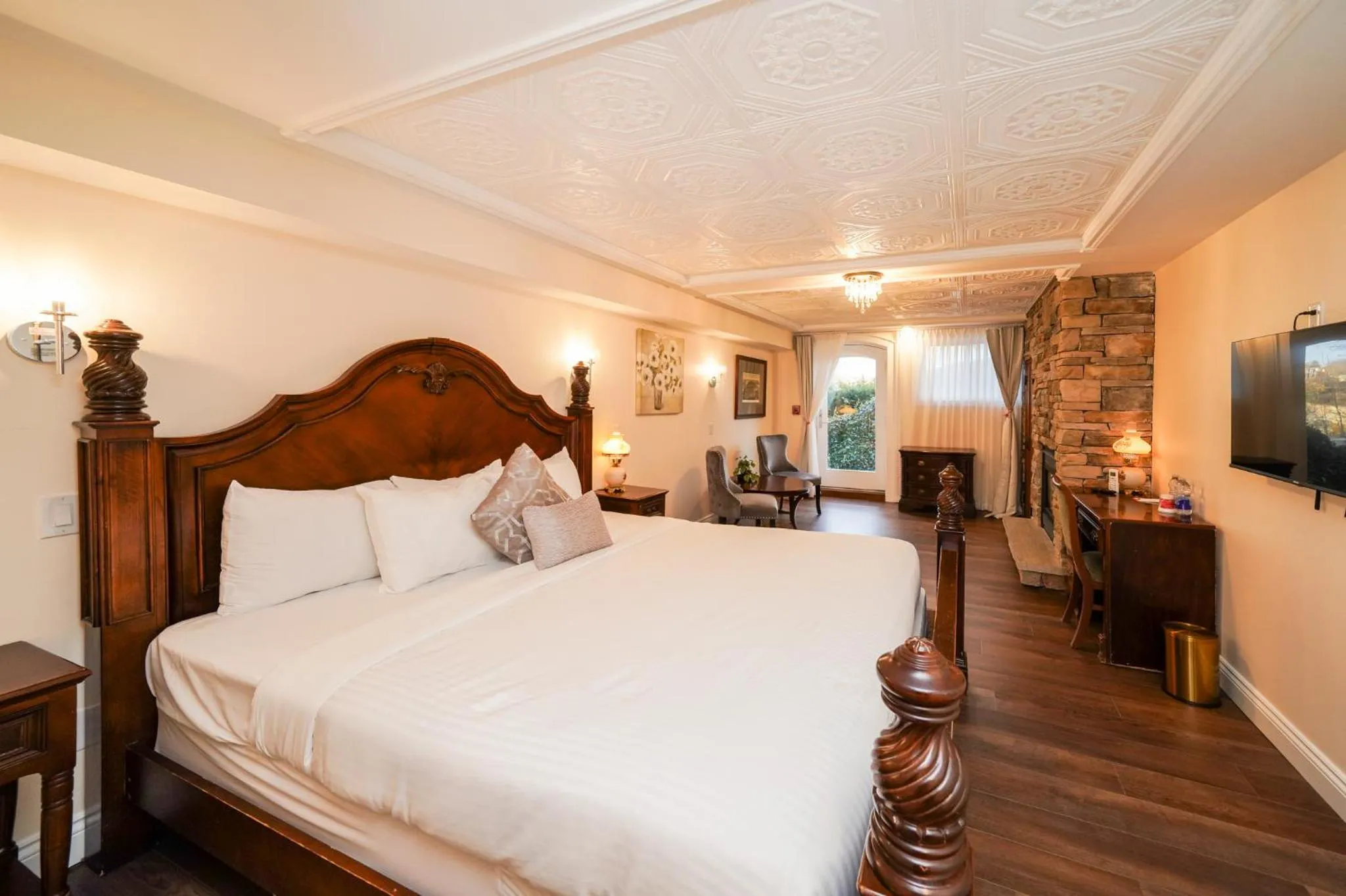 Bed in Niagara Grandview Boutique Hotel