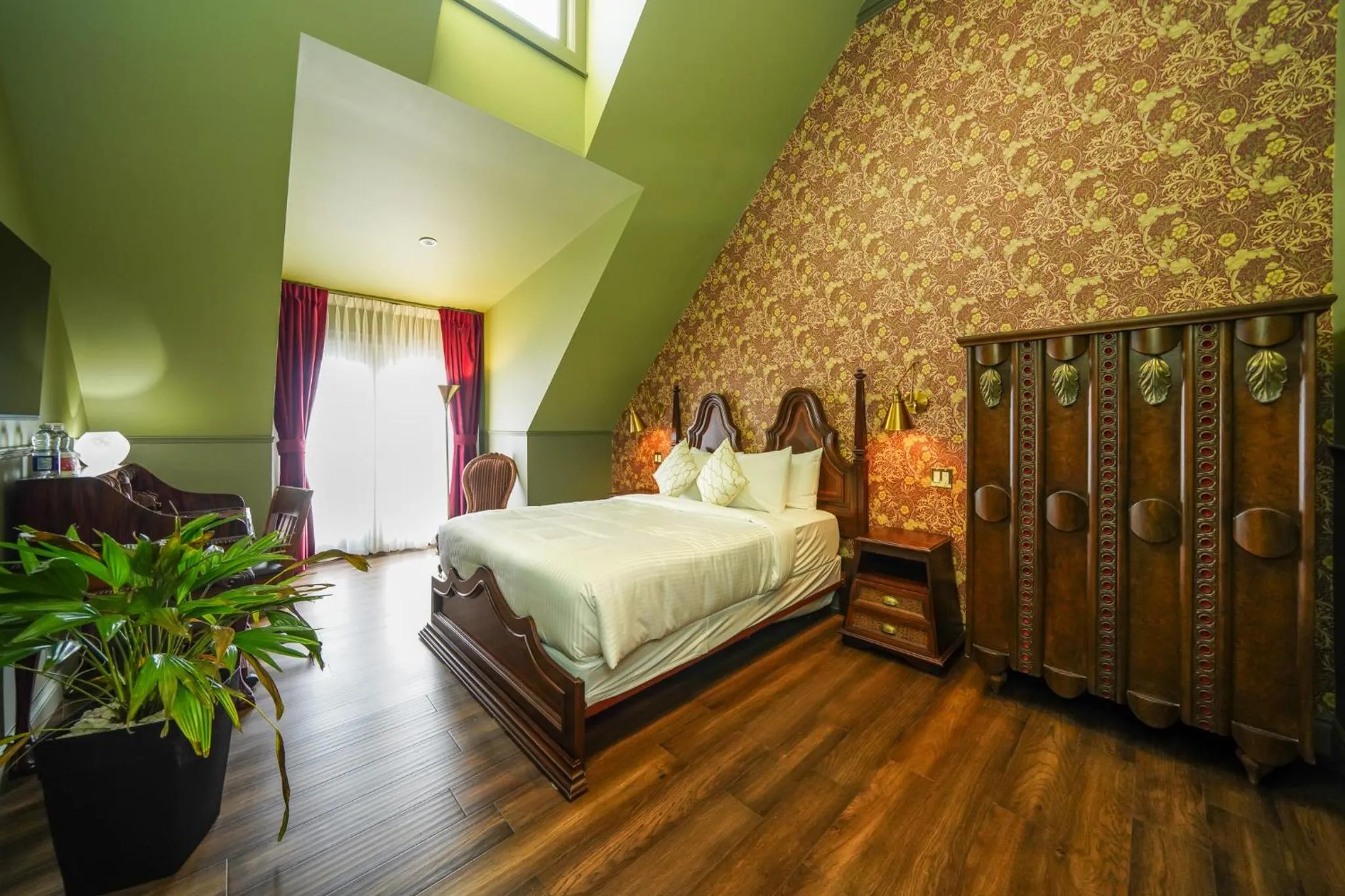 Bed in Niagara Grandview Boutique Hotel