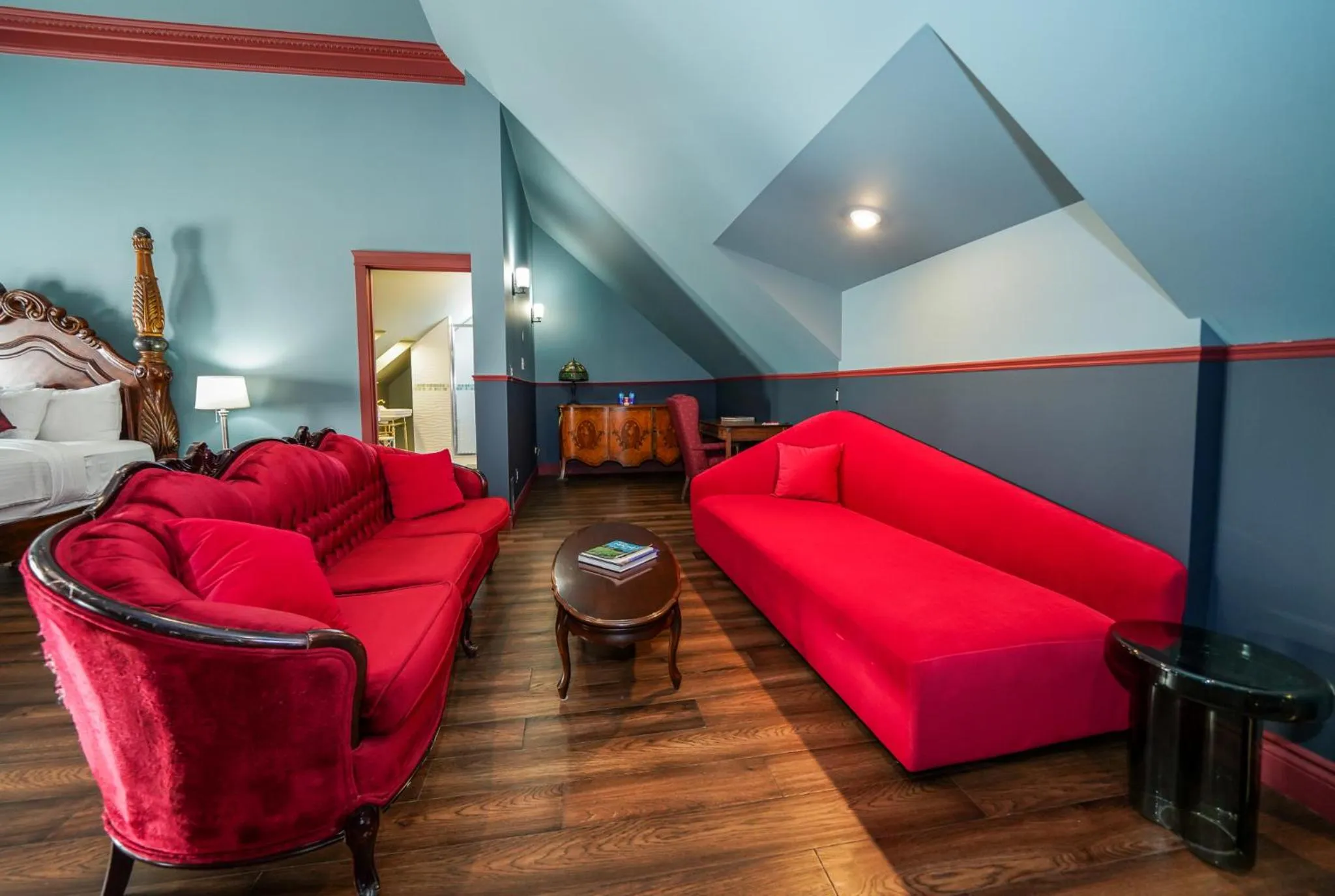 Living room in Niagara Grandview Boutique Hotel