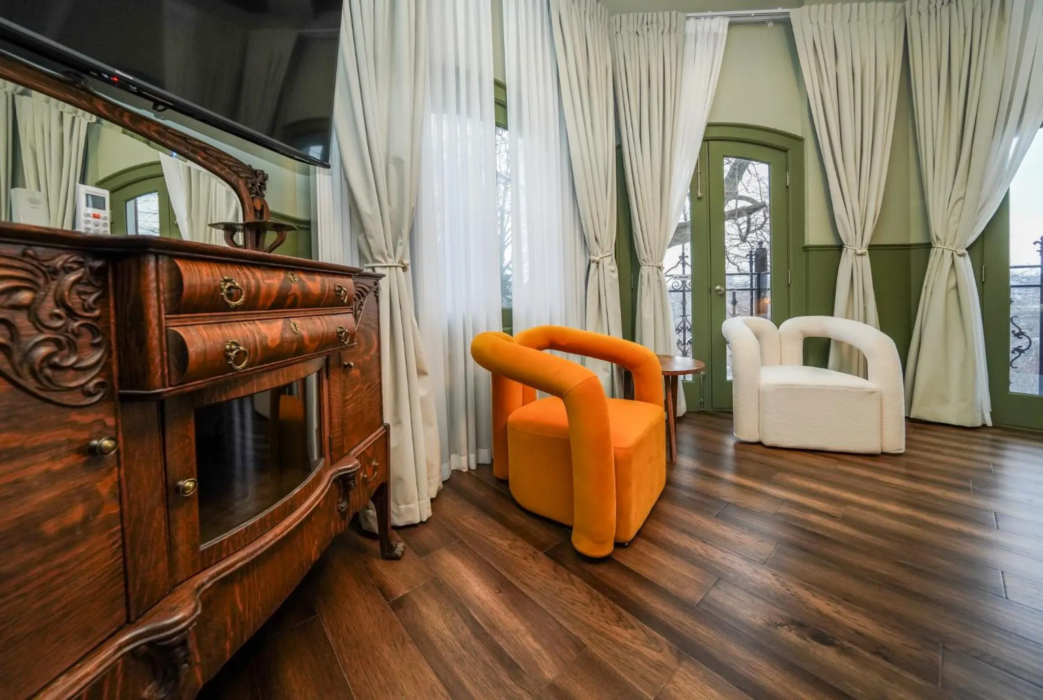 TV and multimedia in Niagara Grandview Boutique Hotel