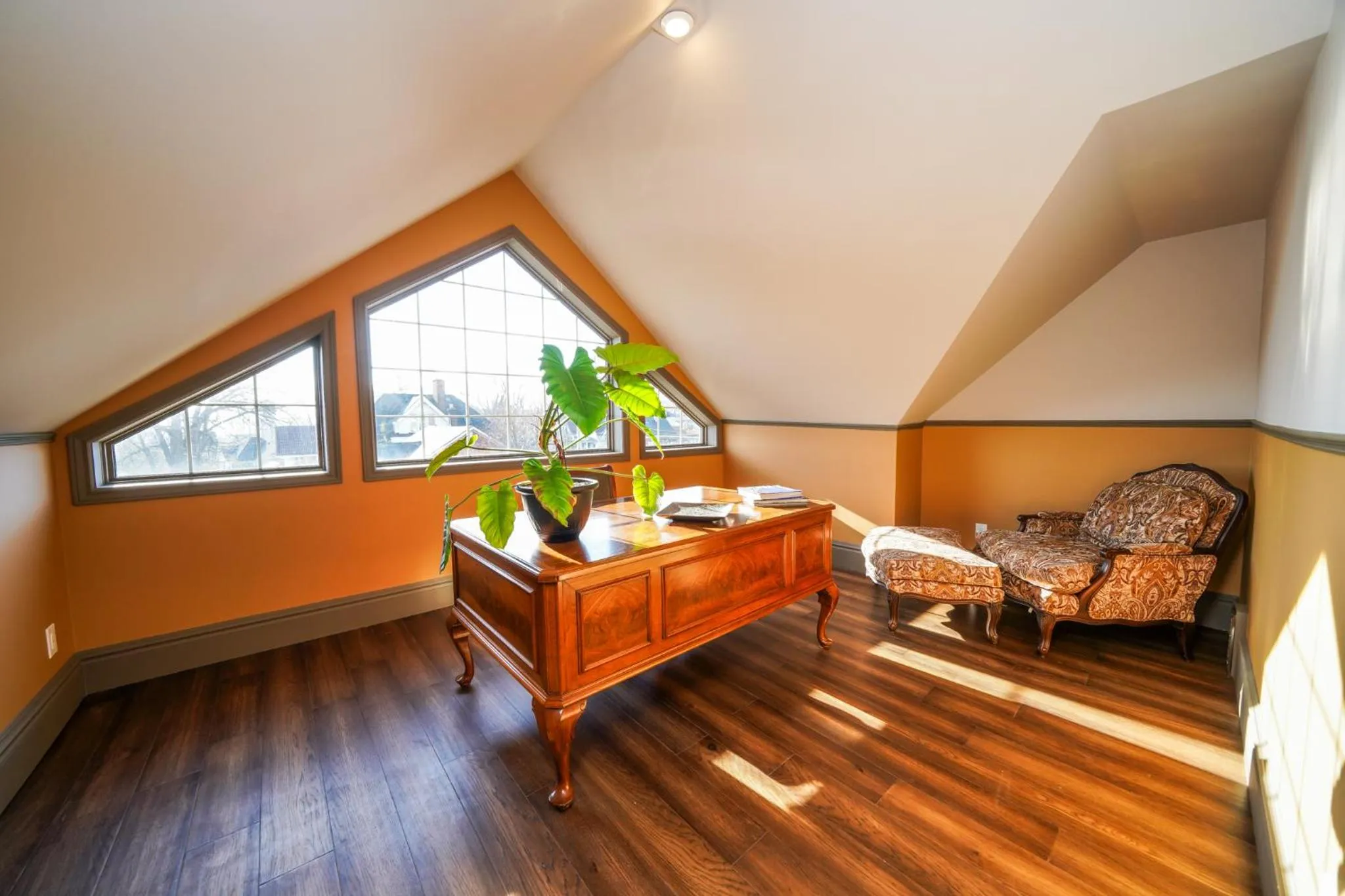 Library, Bed in Niagara Grandview Boutique Hotel