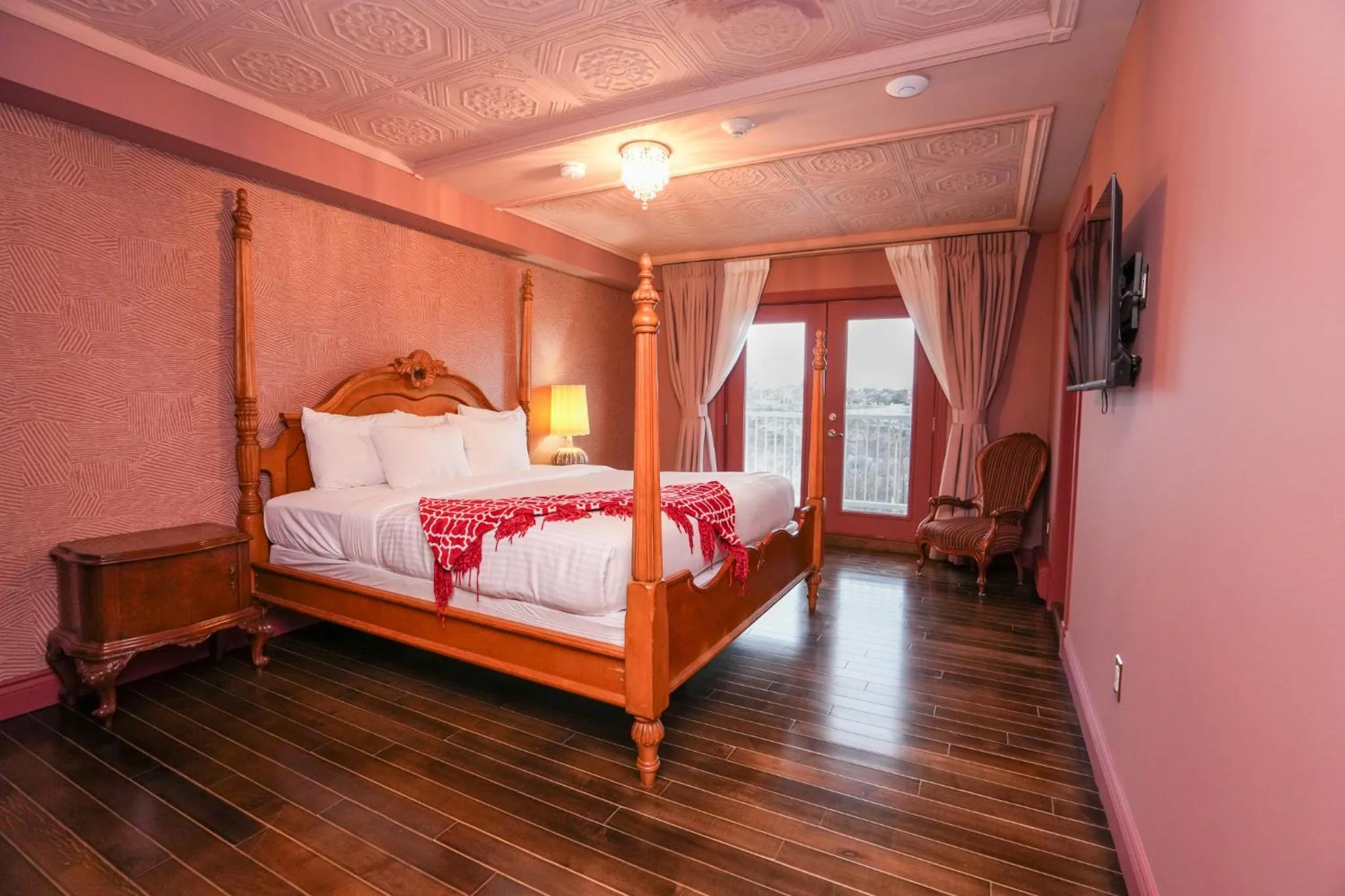 Bed in Niagara Grandview Boutique Hotel