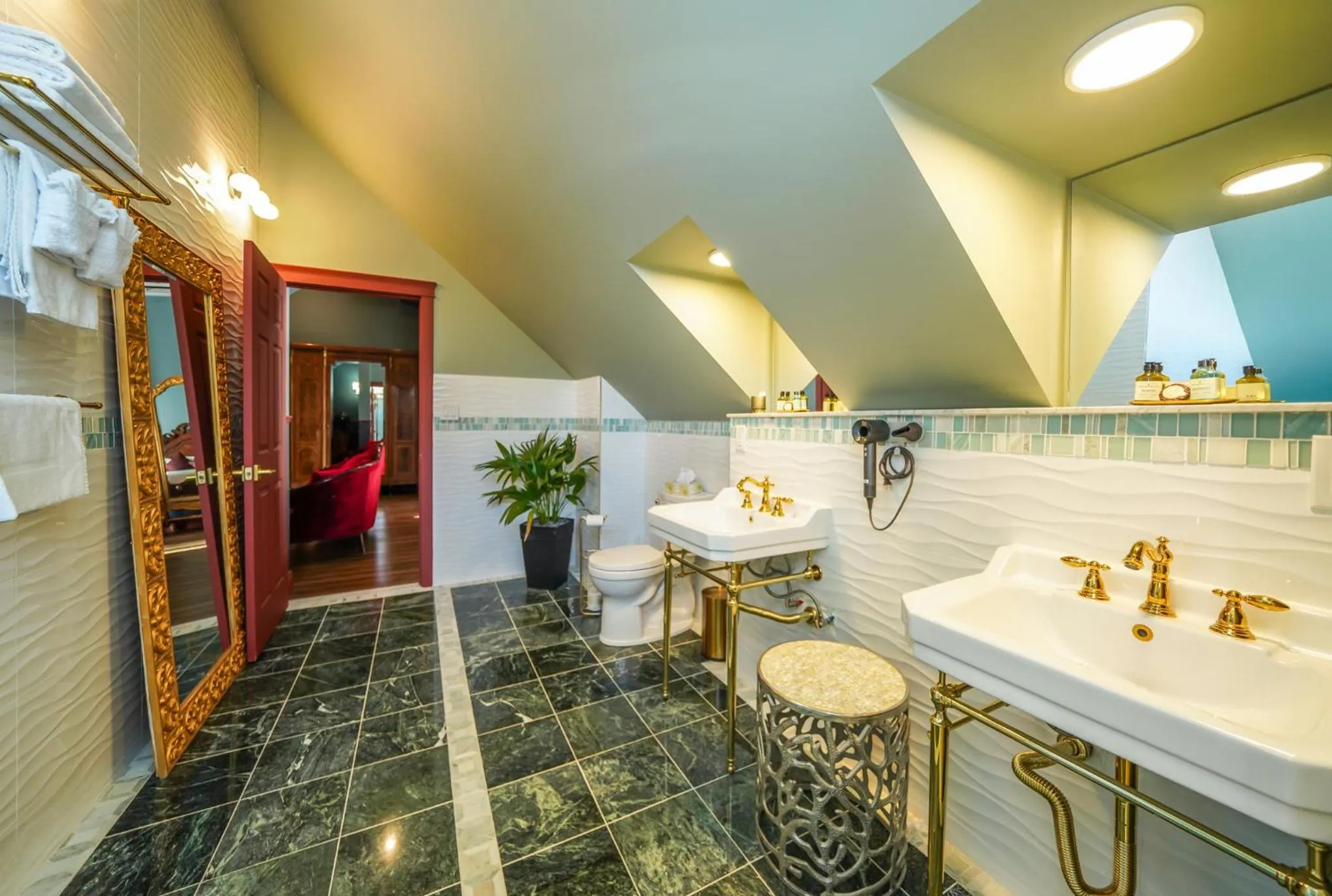 Shower in Niagara Grandview Boutique Hotel